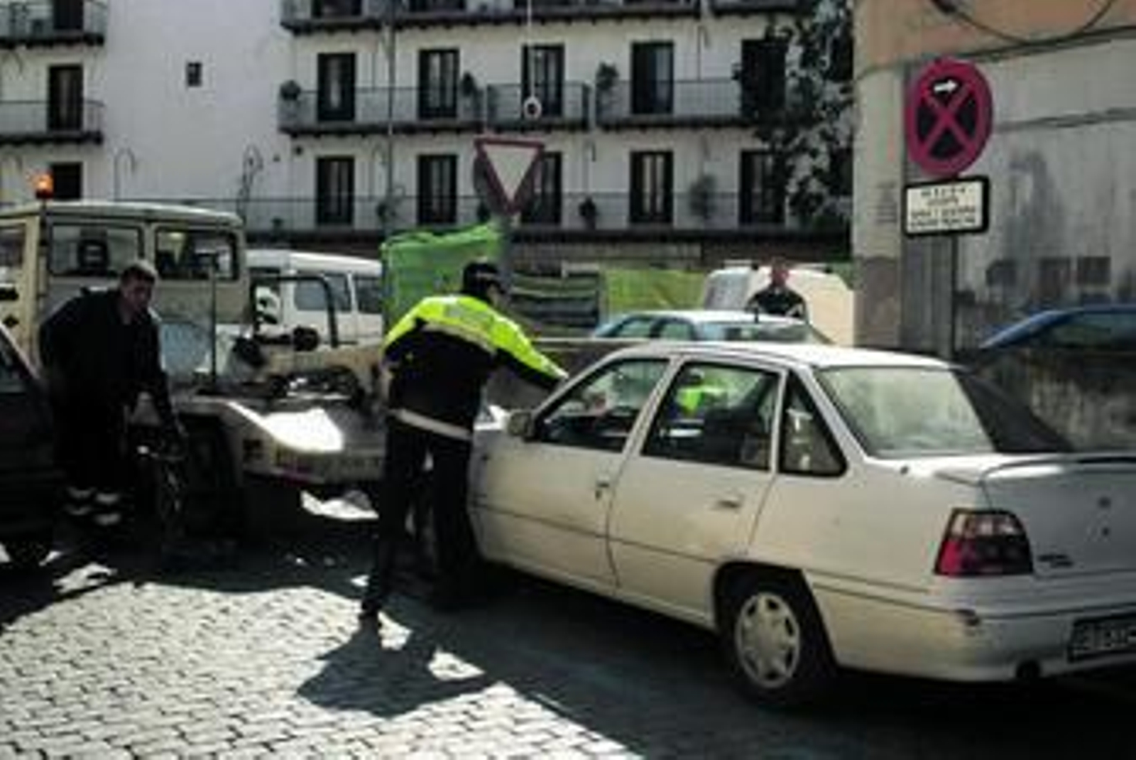 La grúa retira de las calles de la capital un automóvil que se encontraba estacionado en un lugar donde no se permite.