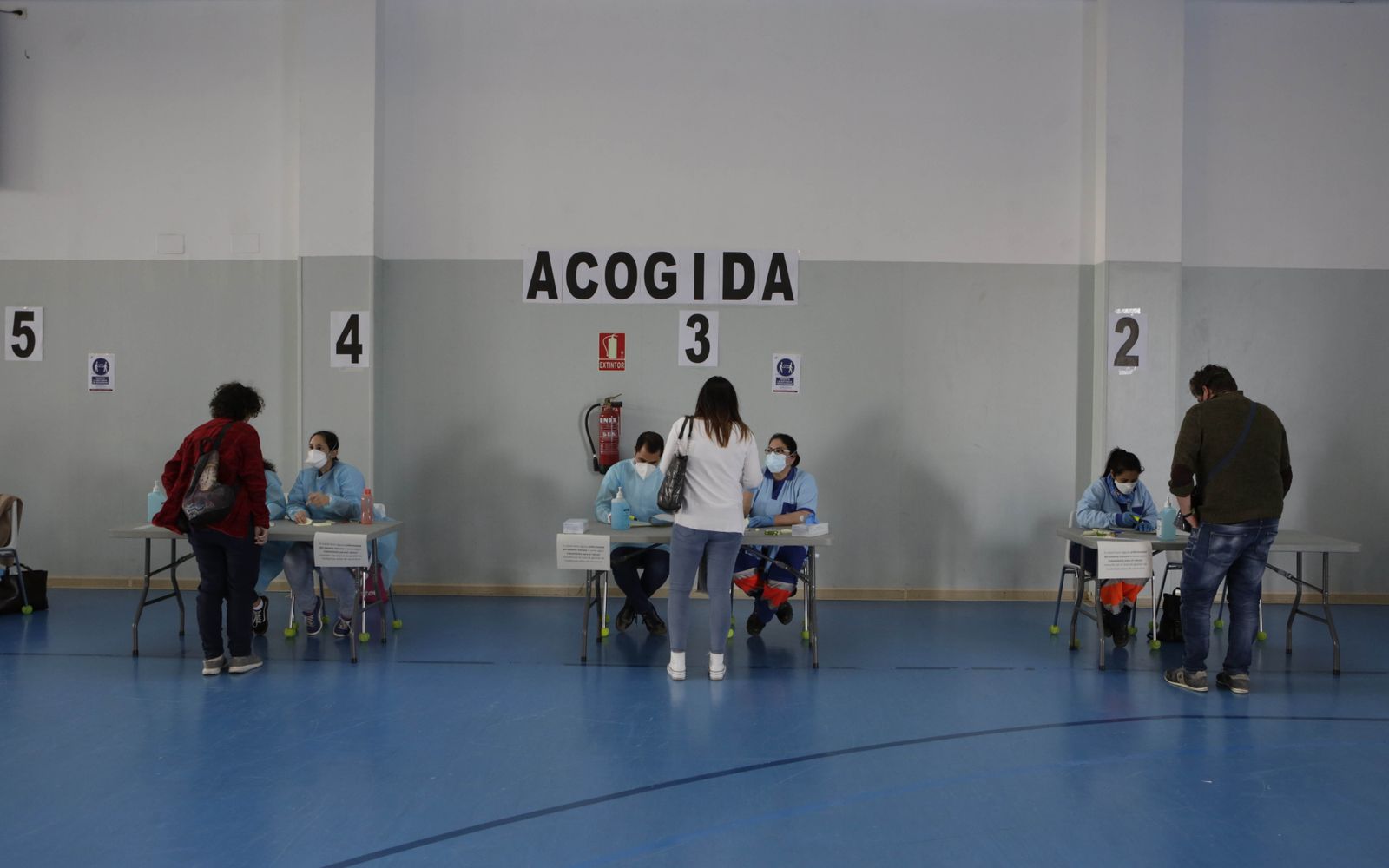 Vacunación de profesores en el pabellón deportivo del SADUS