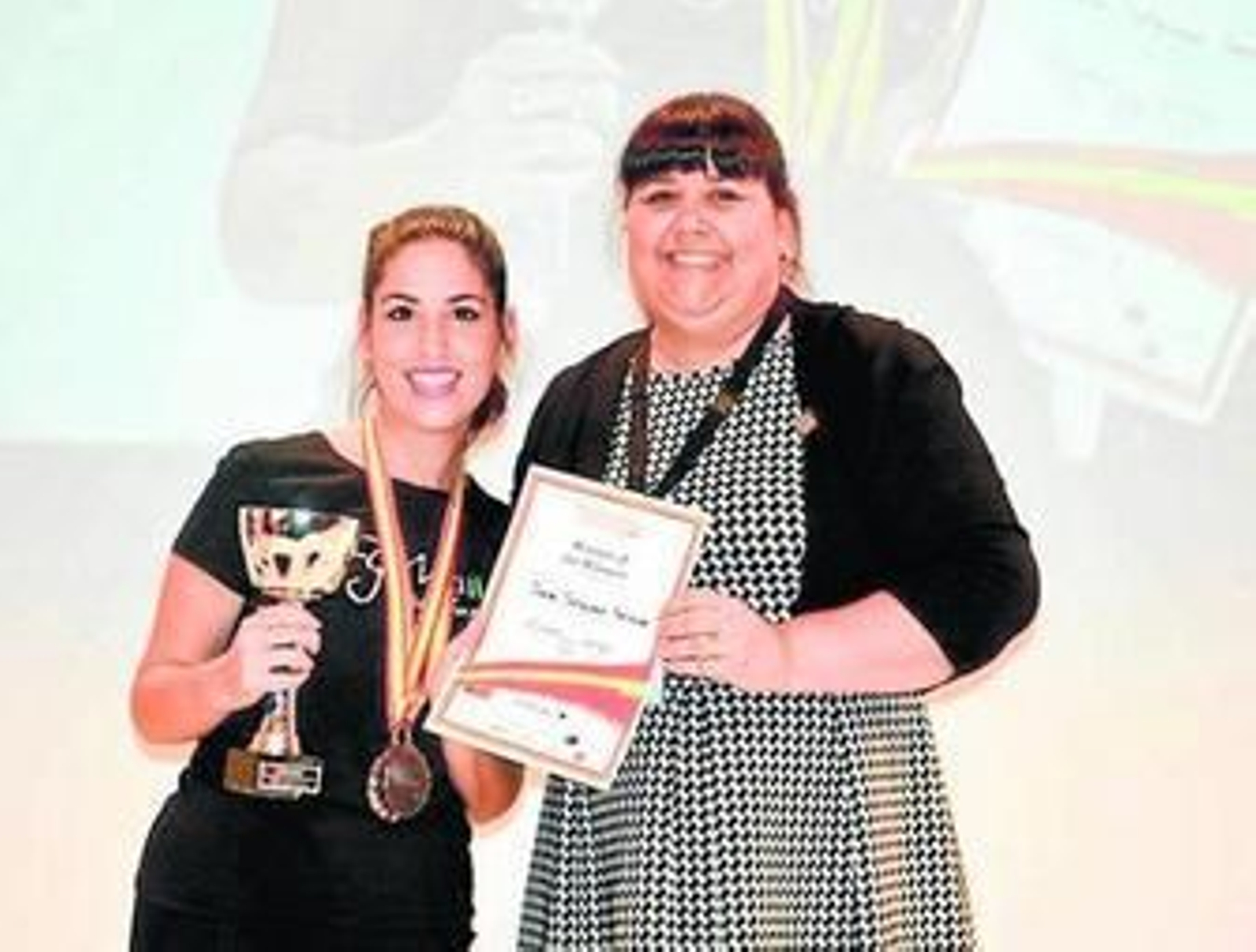 Irene Salguero en una de susprimeras competiciones,la Nailympics de Madrid, posando con su trofeo y su diploma.