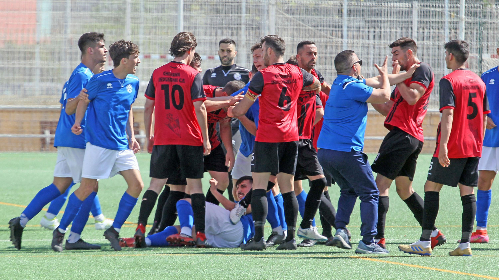 Bronca en La Granja entre Xerez DFC B y el Chiclana Industrial CF Bronca en La Granja entre Xerez DFC B y el Chiclana Industrial CF