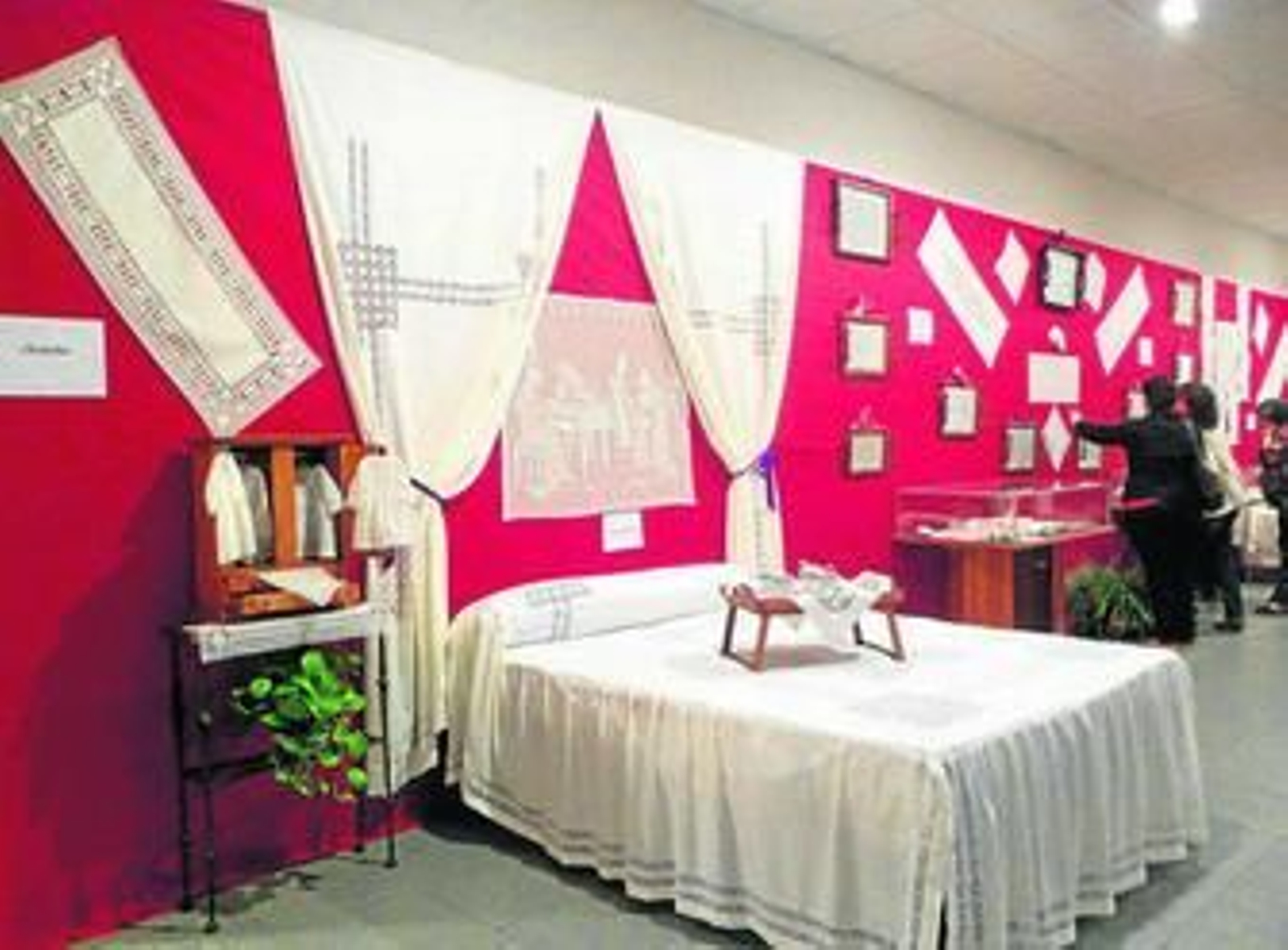 Obras realizadas por las alumnas del taller de vainica que se exponen en el teatro de Aracena.