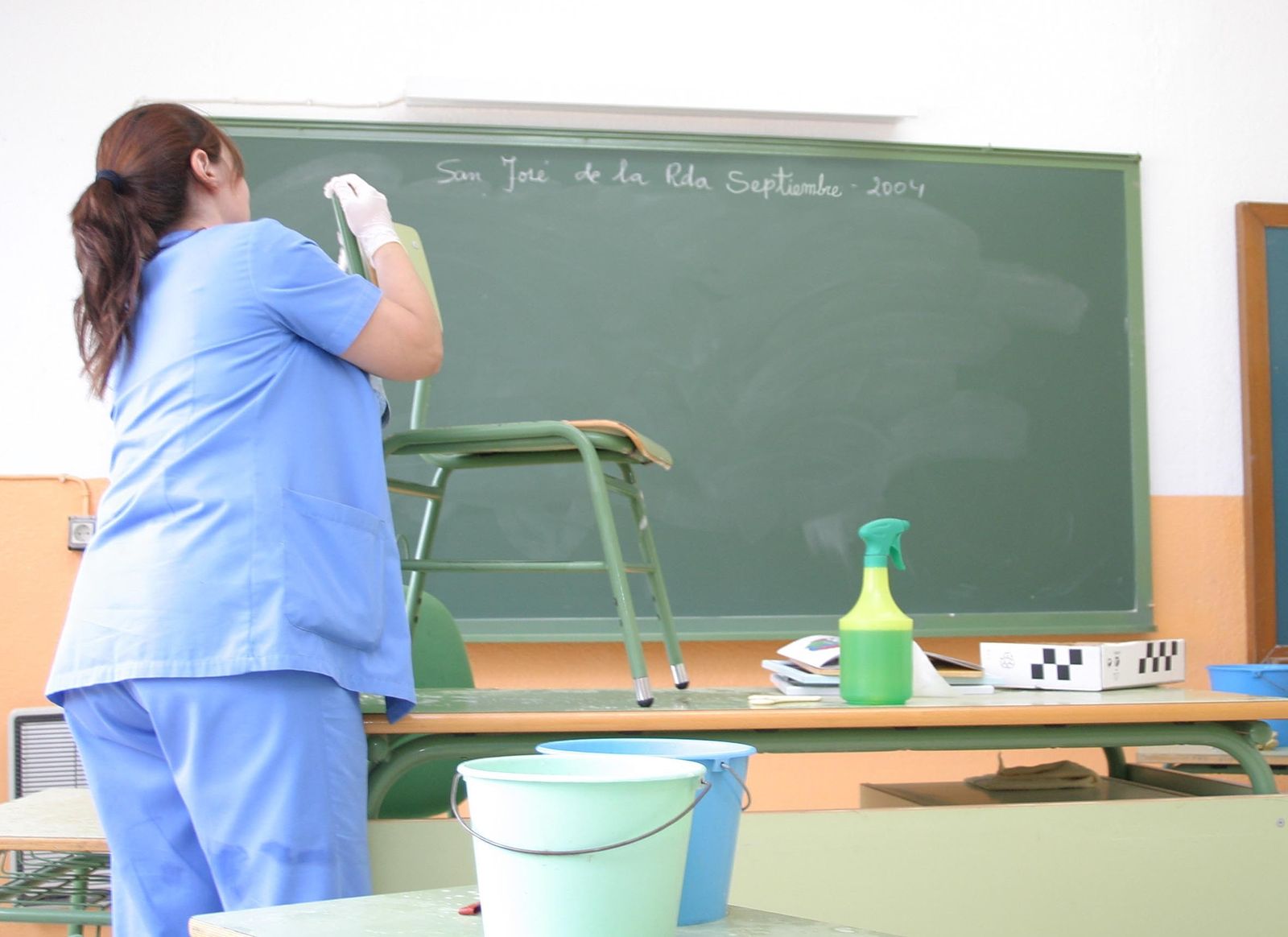 La limpiadora de un colegio realiza sus tareas una vez acabadas las clases.