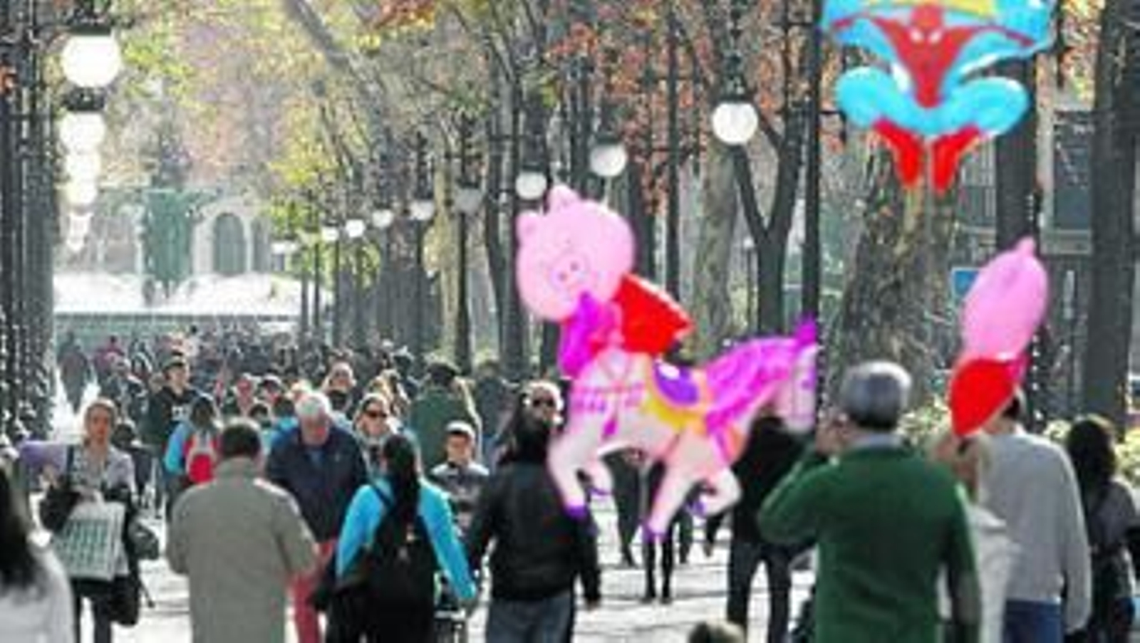 El tránsito cotidiano de la Carrera de la Virgen llenó el bulevar central de esta céntrica vía.