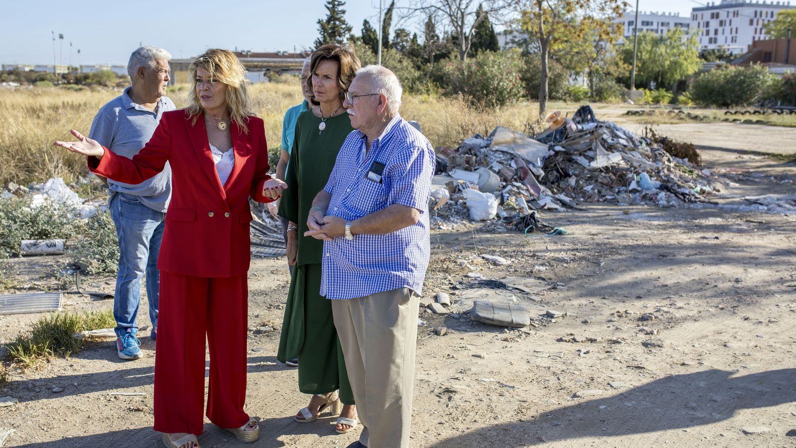 Pilar Miranda visita la barriada de Marismas del Odiel.