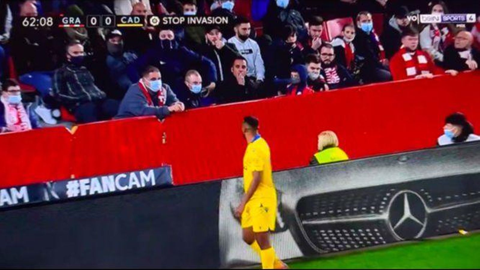 El jugador del Cadiz CF, Carlos Akapo, se percata de los insultos  y se acerca a la grada de los Cármenes