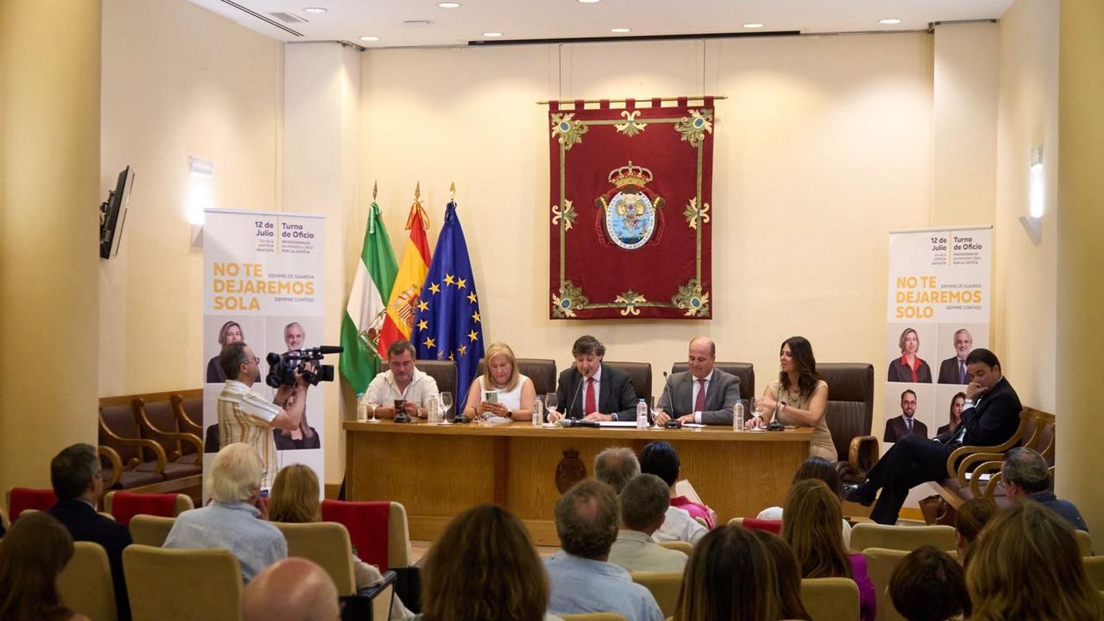Un momento del acto en el Colegio de Abogados de Sevilla. Un momento del acto en el Colegio de Abogados de Sevilla.