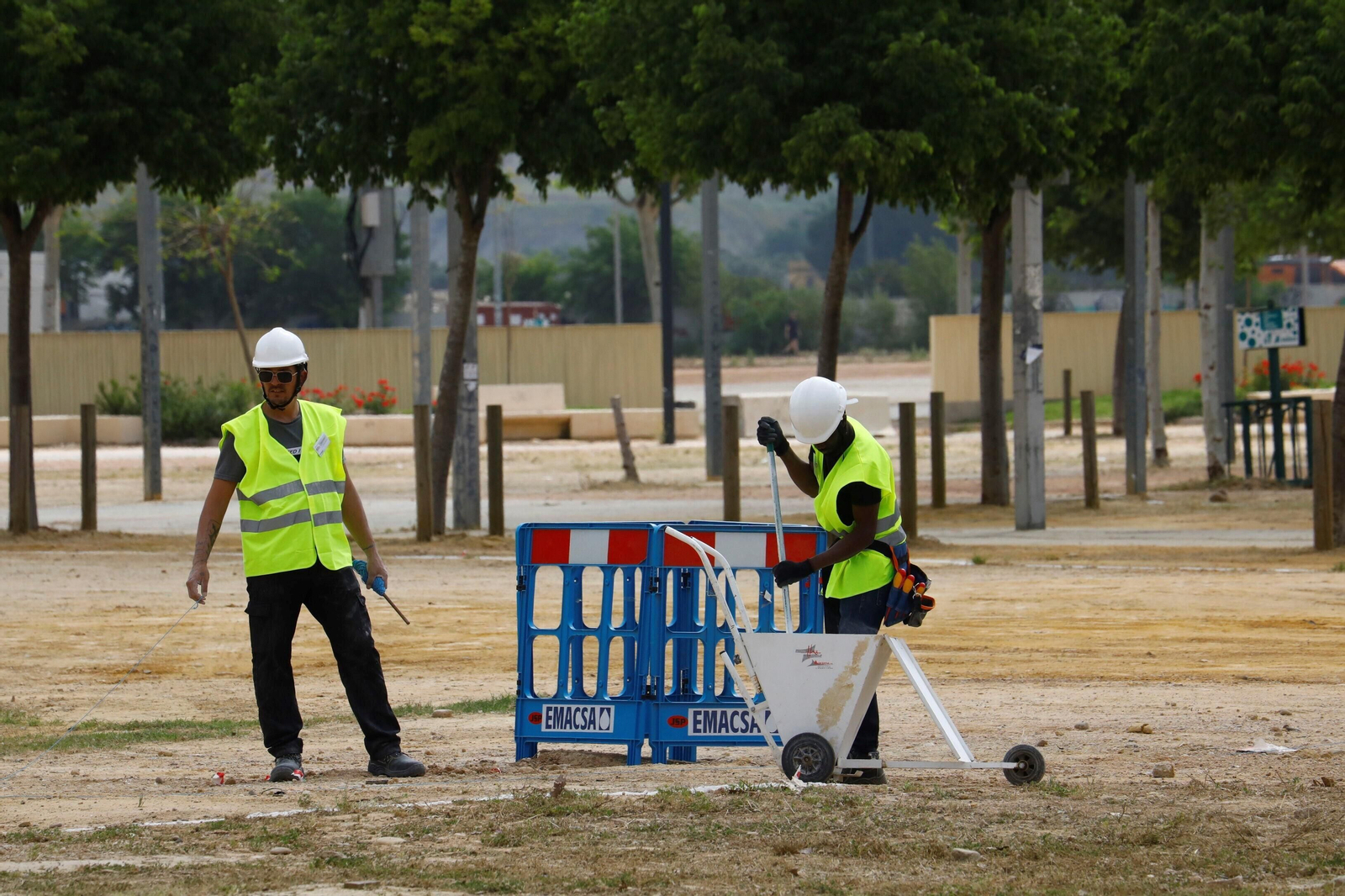 El inicio del montaje de la Feria de Córdoba en El Arenal, en imágenes