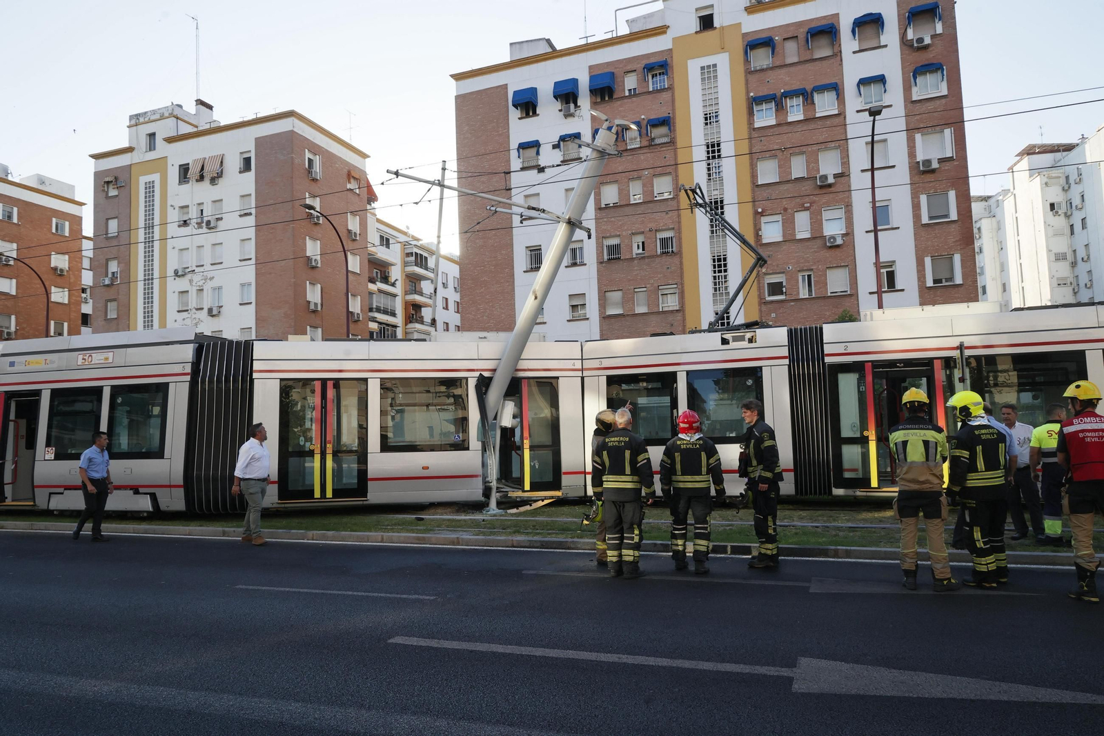 Las fotos del descarrilamiento del tranvía en la avenida de San Francisco Javier de Sevilla