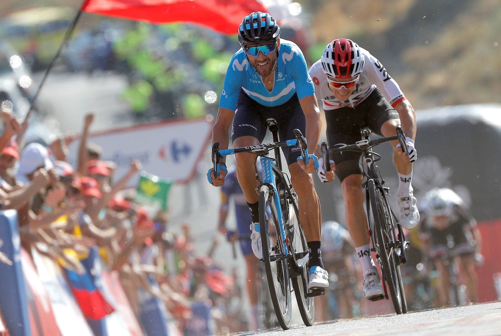 Alejandro Valverde se adelanta a Michal Kwiatkowski en la llegada.