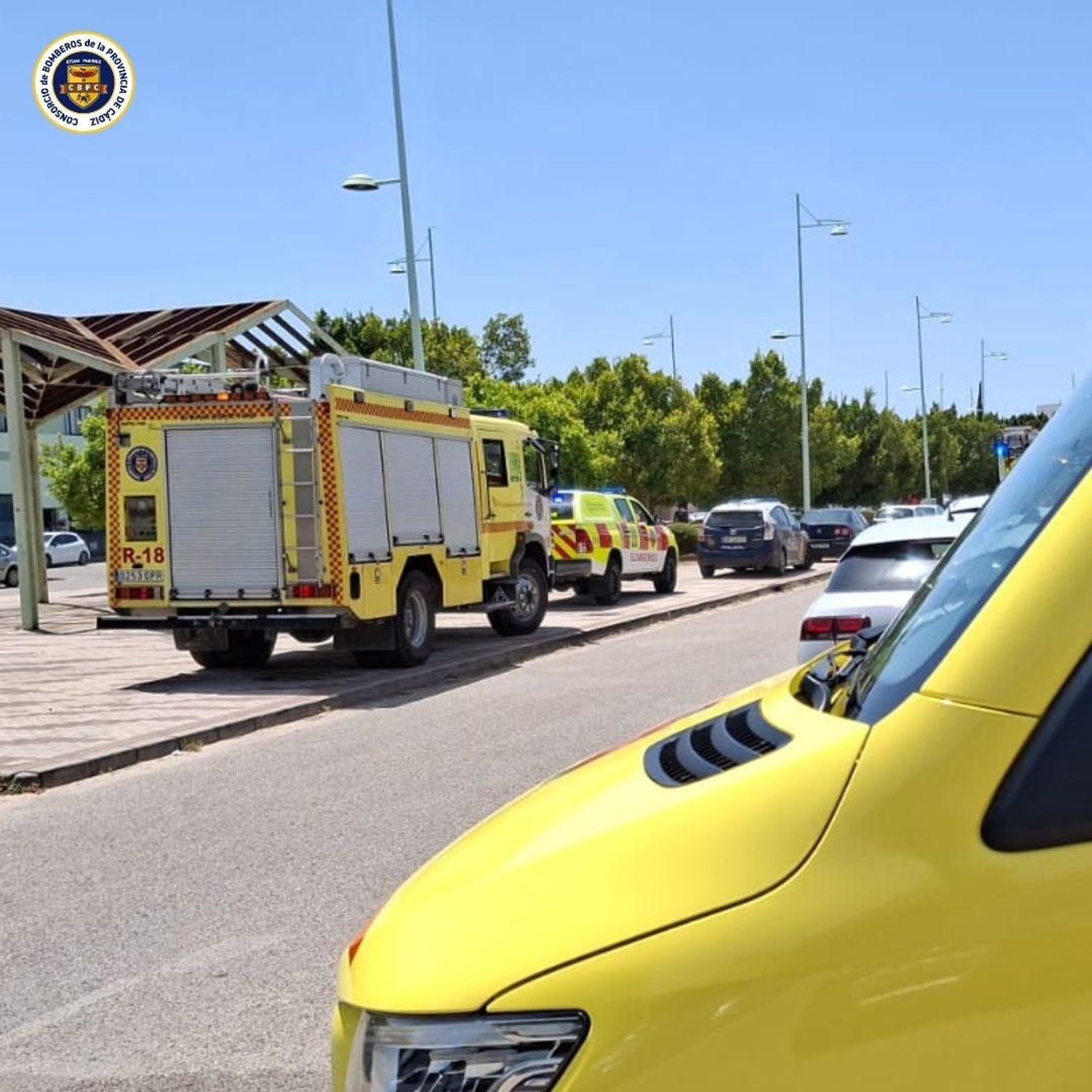 Los bomberos en la zona del accidente en El Puerto, donde un trabajador se ha precipitado desde el techo de una nave.