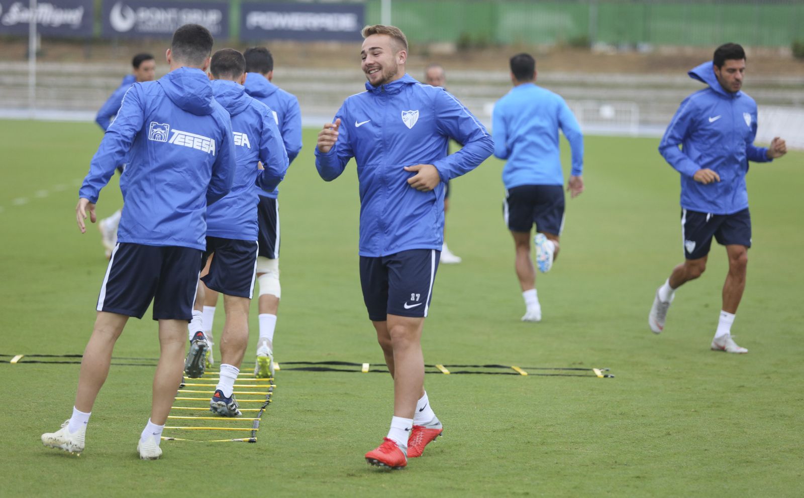 Javier Ontiveros, sonriente durante la sesión de entrenamiento de ayer, en el Ciudad de Málaga.