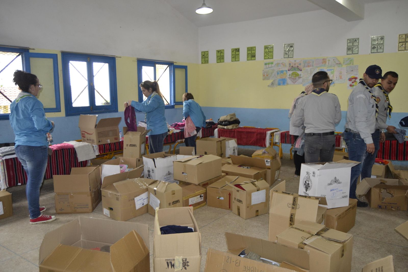 Algunos miembros de la comitiva isleña con niños marroquíes.