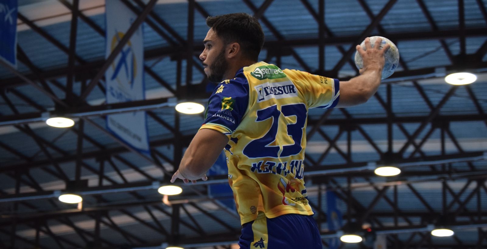 Xavi Túa salta para lanzar a portería en un partido del Ángel Ximénez.