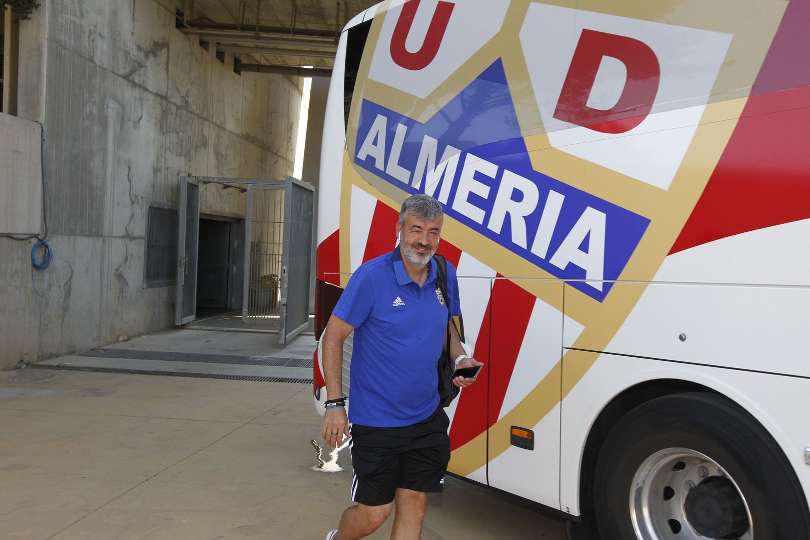 Fotogalería salida jugadores U.D. Almería con destino San Pedro del Pinatar