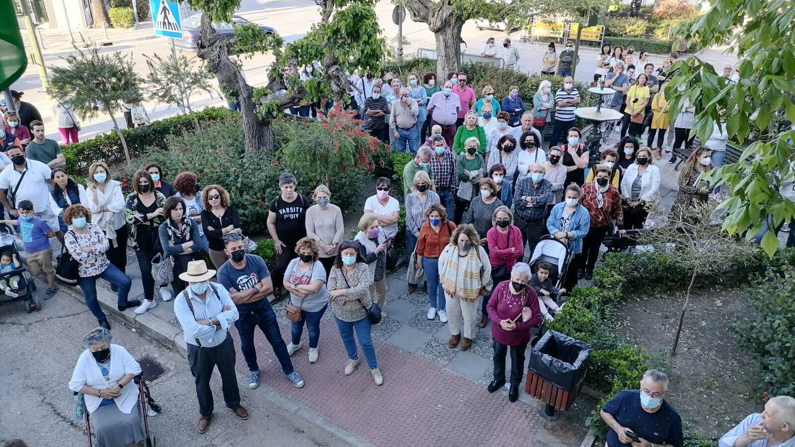 Asistentes a la protesta celebrada en la plaza del Ayuntamiento de La Barca.