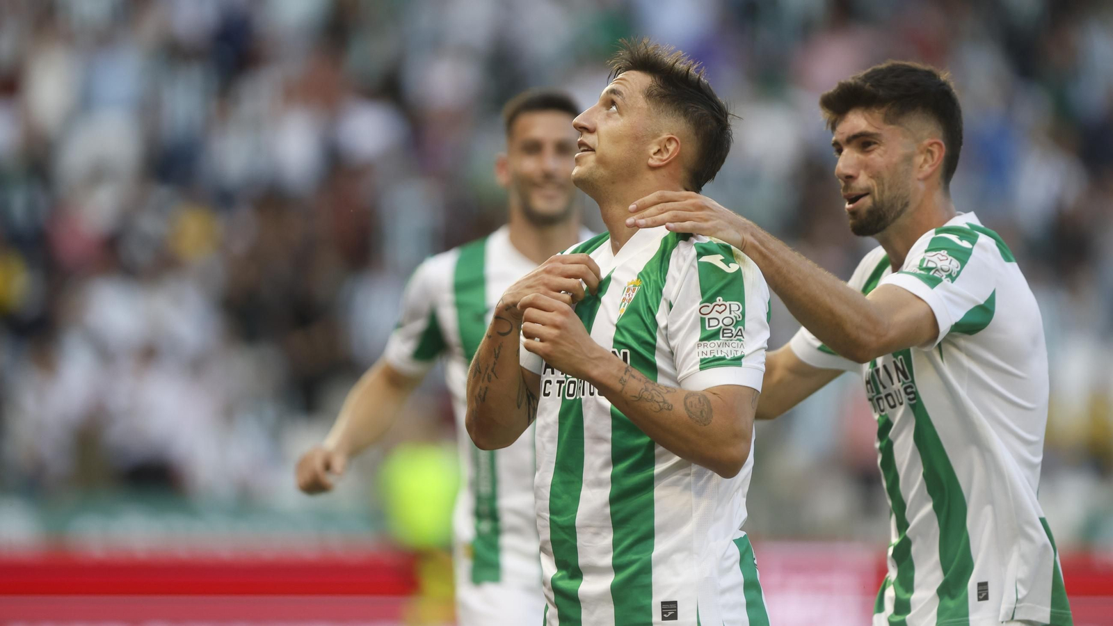 Théo Zidane abraza a Carracedo tras el primer gol del extremo en el Córdoba CF - Cádiz. Théo Zidane abraza a Carracedo tras el primer gol del extremo en el Córdoba CF - Cádiz.