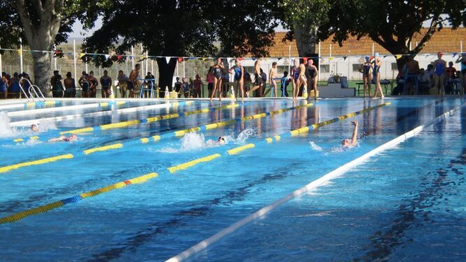 Piscina municipal de Montoro, la única que aún podría abrir este verano.