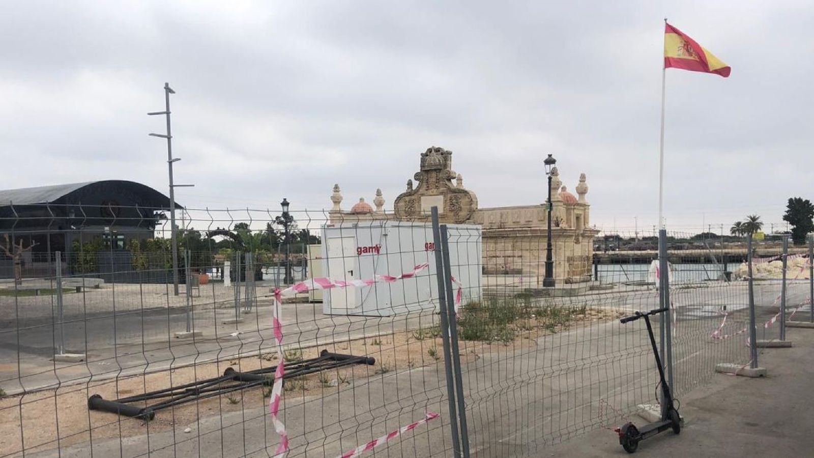 Imagen de la plaza de Las Galeras, tras el parón de las obras de la nueva infraestructura sobre el río Guadalete.