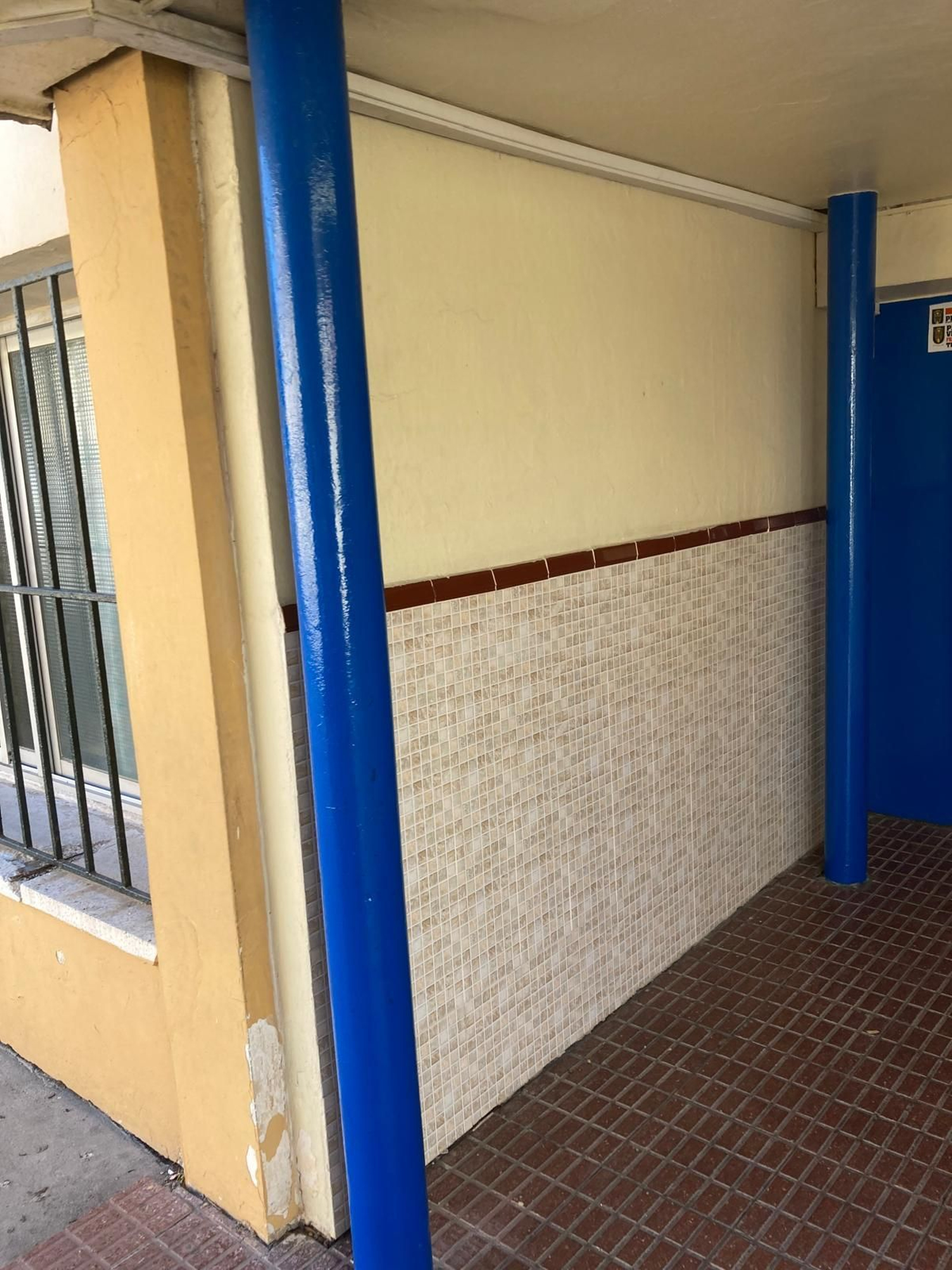 Pilares con amianto sin encapsular en el CEIP Virgen del Mar de Algeciras.