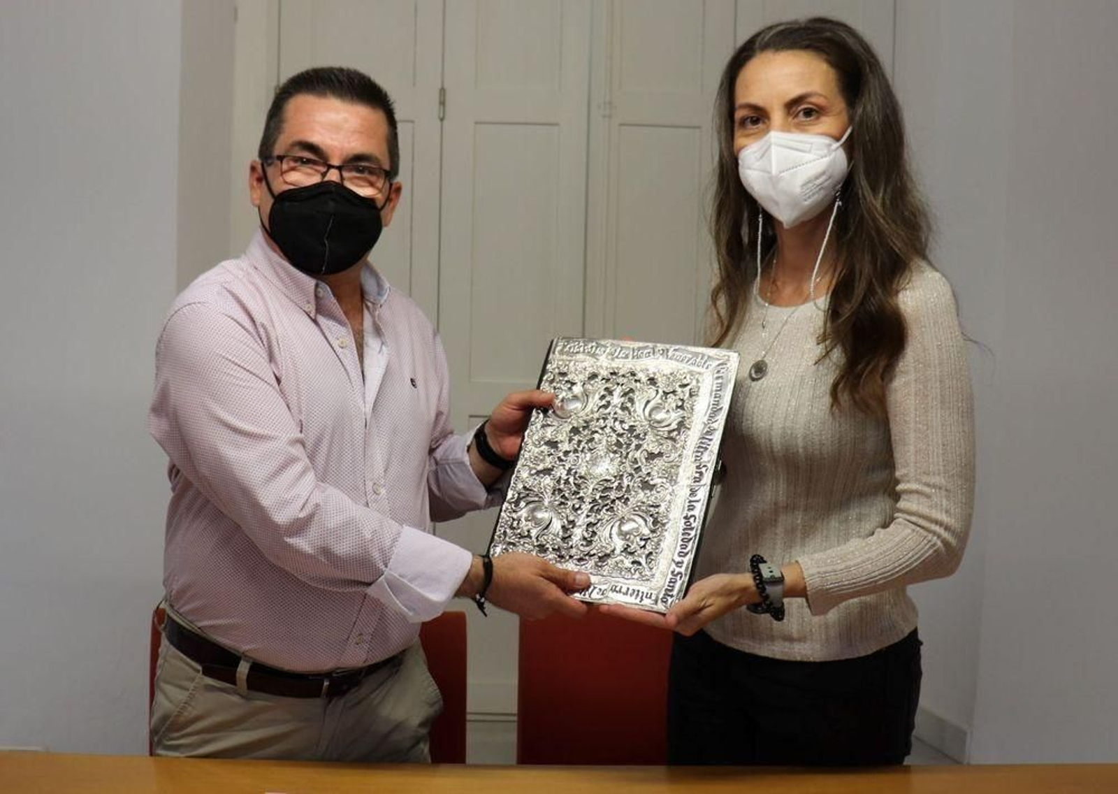 Juan Luis Boy y Carmen Silva muestran los estatutos en el Archivo Municipal
