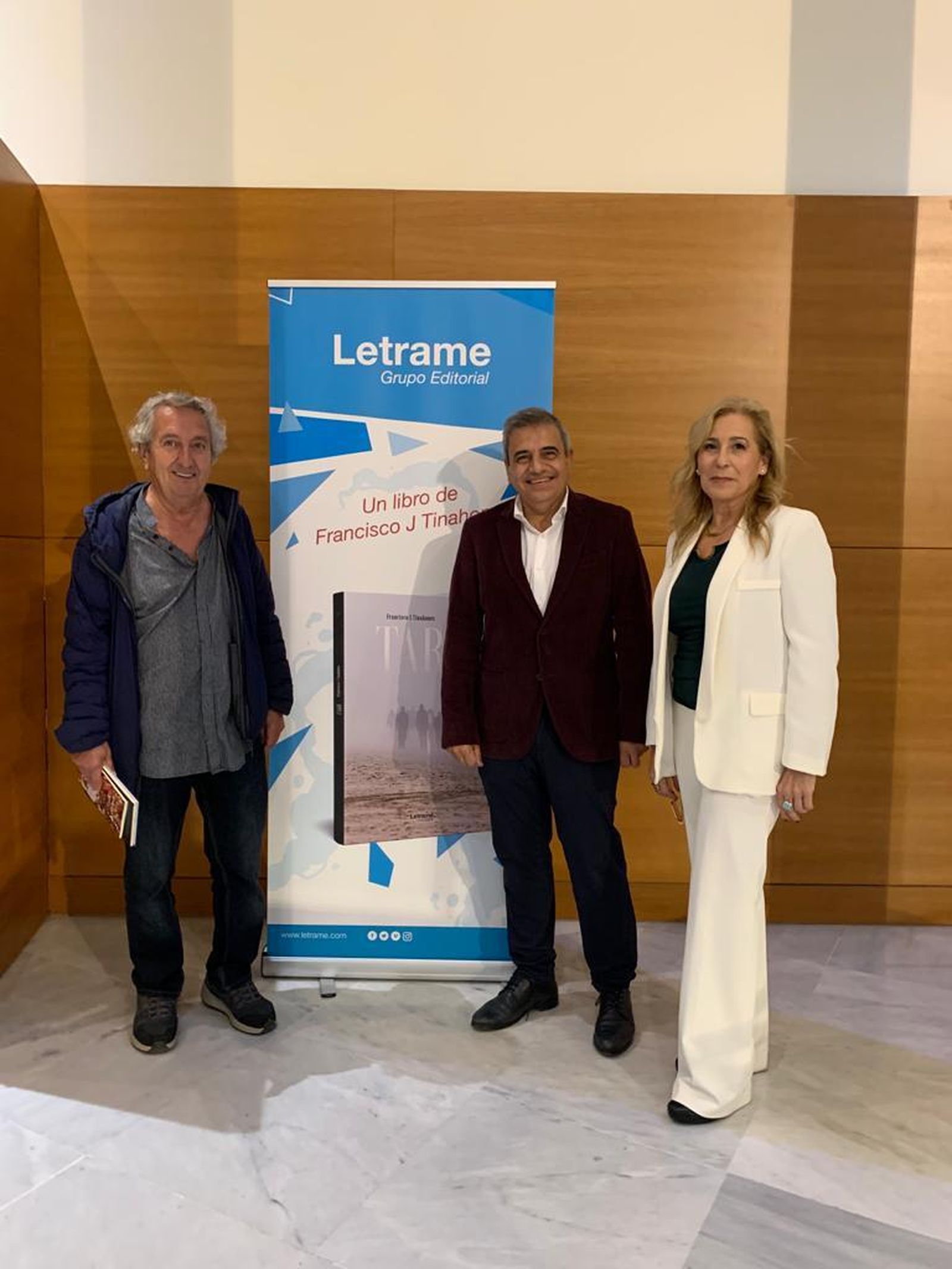 Tinahones (centro), junto al escritor José A. Garriga y la profesora de Literatura Inmaculada Martos en la presentación de ‘Taró’.