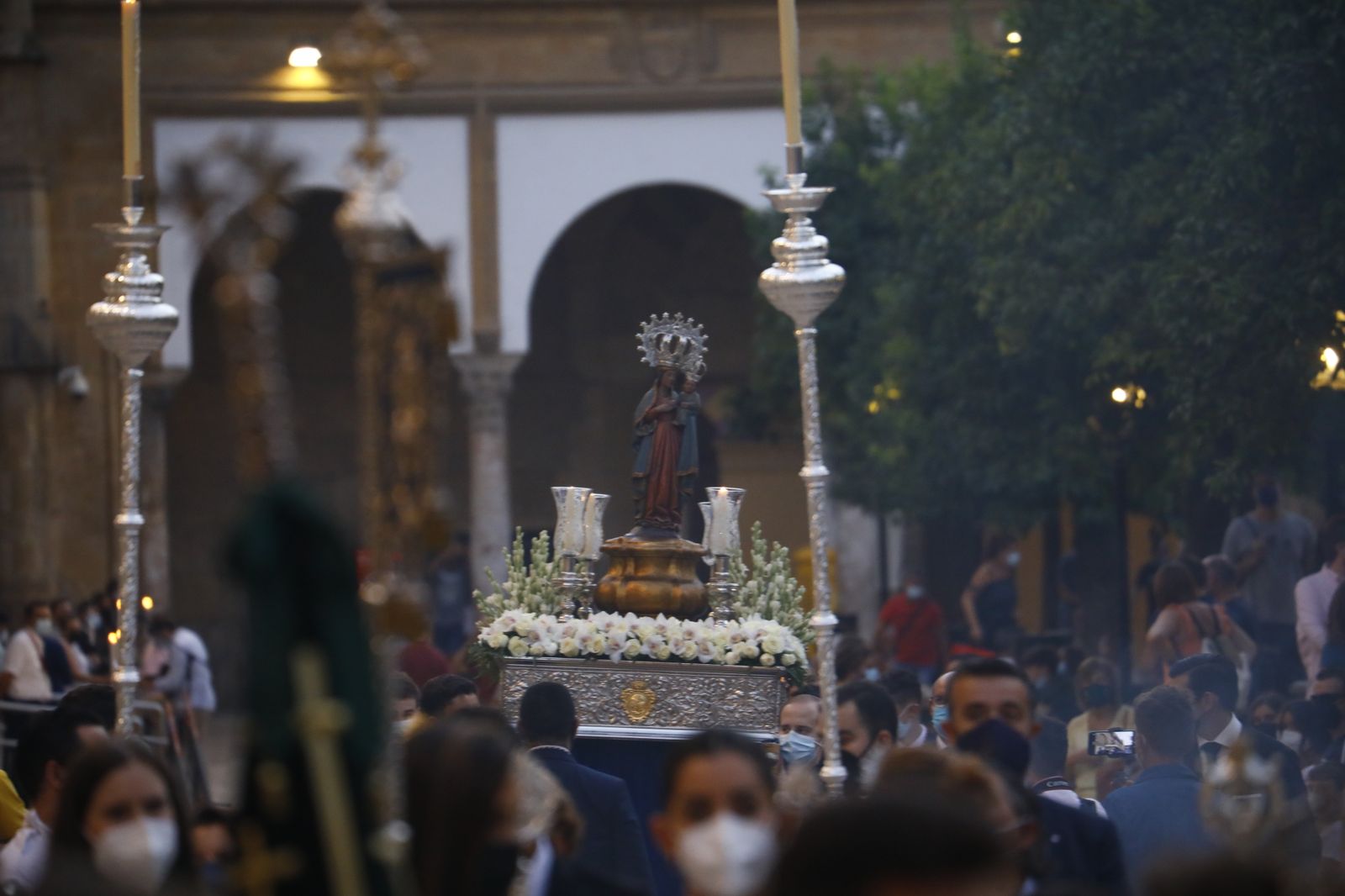 El vía lucis con la Virgen de la Fuensanta en el Patio de los Naranjos, en imágenes