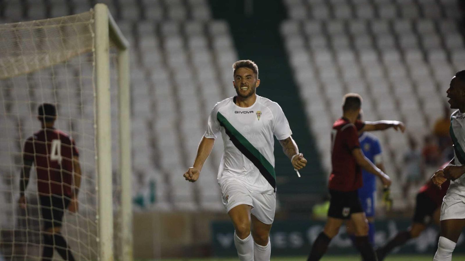 Antonio Casas celebra el primer gol del partido.