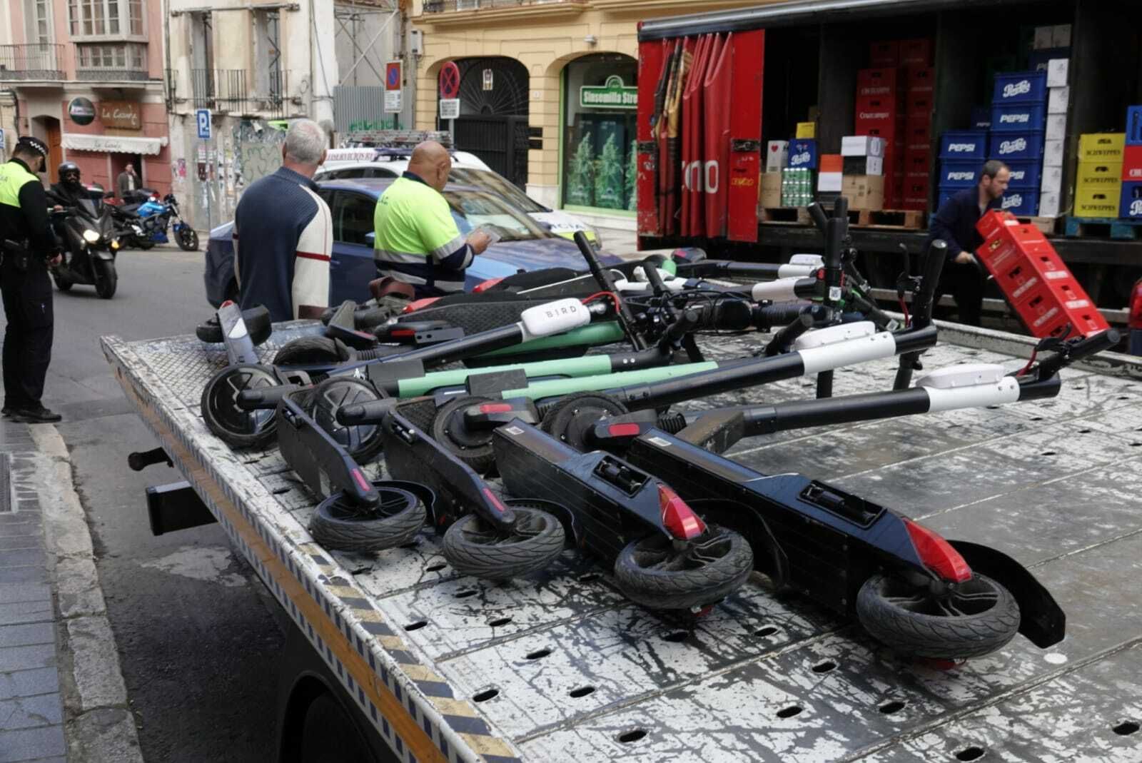 Las fotos de la retirada de patinetes eléctricos mal aparcados en Málaga