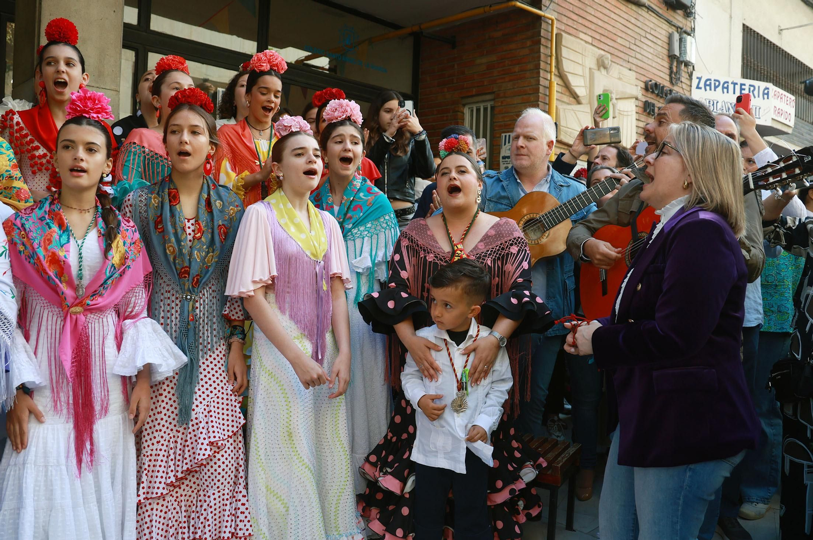 Las mejores imágenes de los peregrinos en la salida de Emigrantes