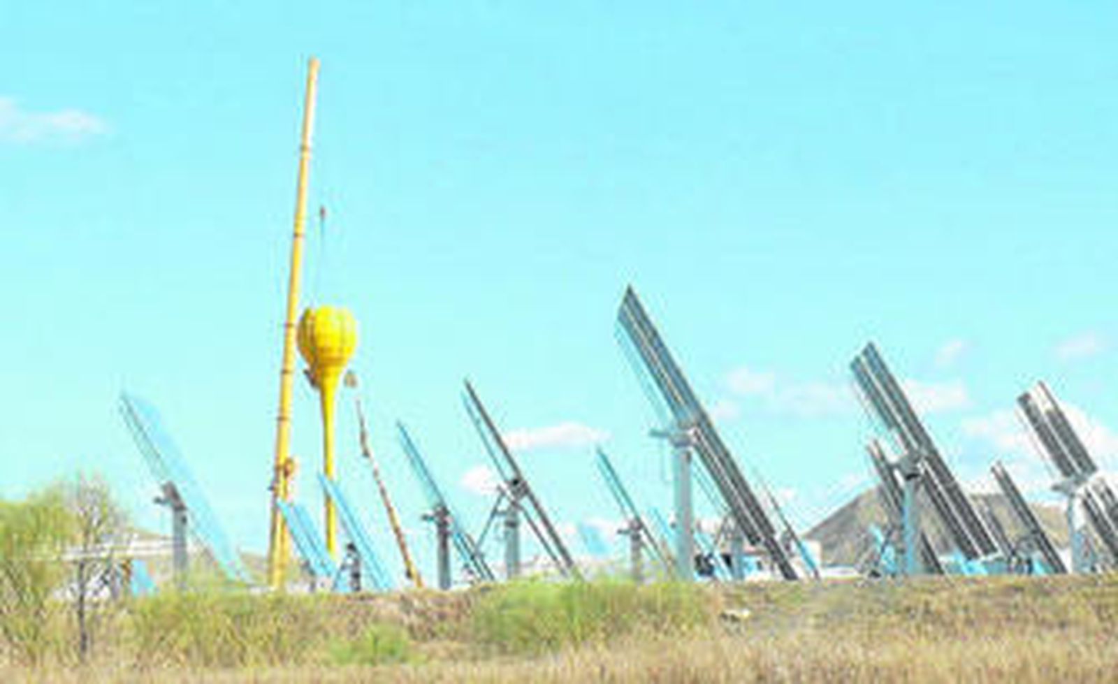 Una grúa instala la torre de captación de radiación solar de mucho menos tamaño que CESA-I.