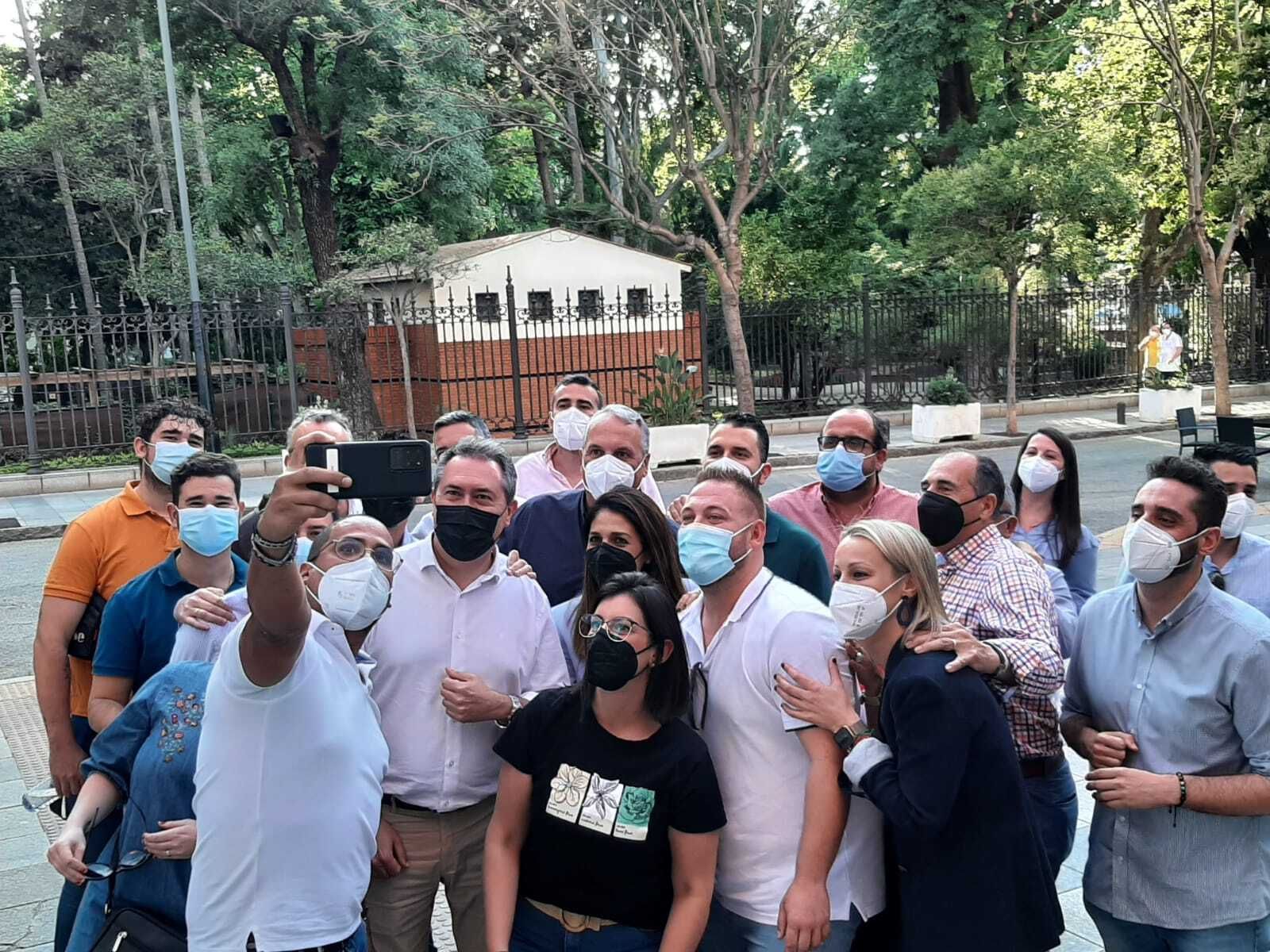 Fotos de Juan Espadas con simpatizantes del Psoe en Algeciras