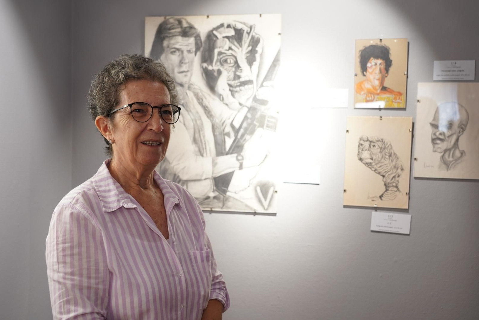 La madre de David Guerrero, en la primera exposición de 'El niño pintor' desaparecido en 1987