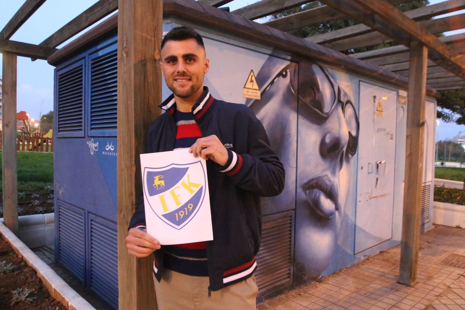 Javi Pérez, ayer en un parque almeriense con el escudo de su nuevo club.