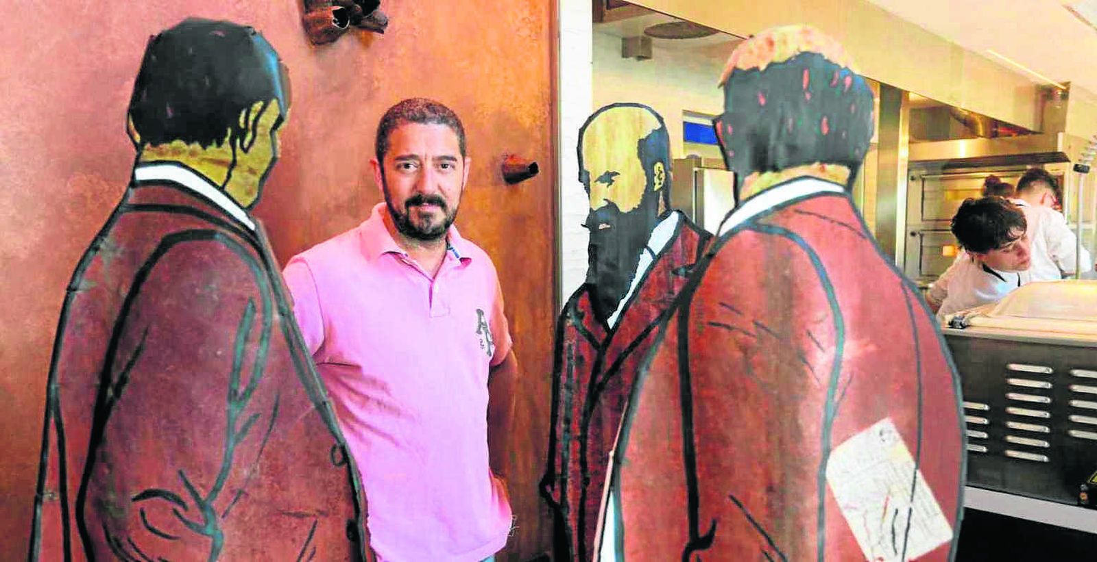 El artista Kike Ortega posando en el restaurante Aponiente entre sus esculturas.