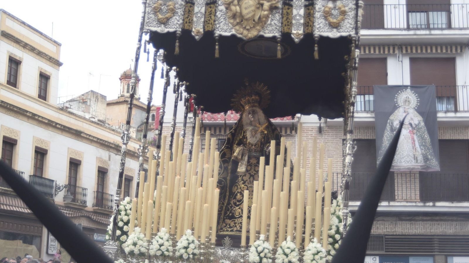 María Santísima Nazarena avanza por las calles de Córdoba