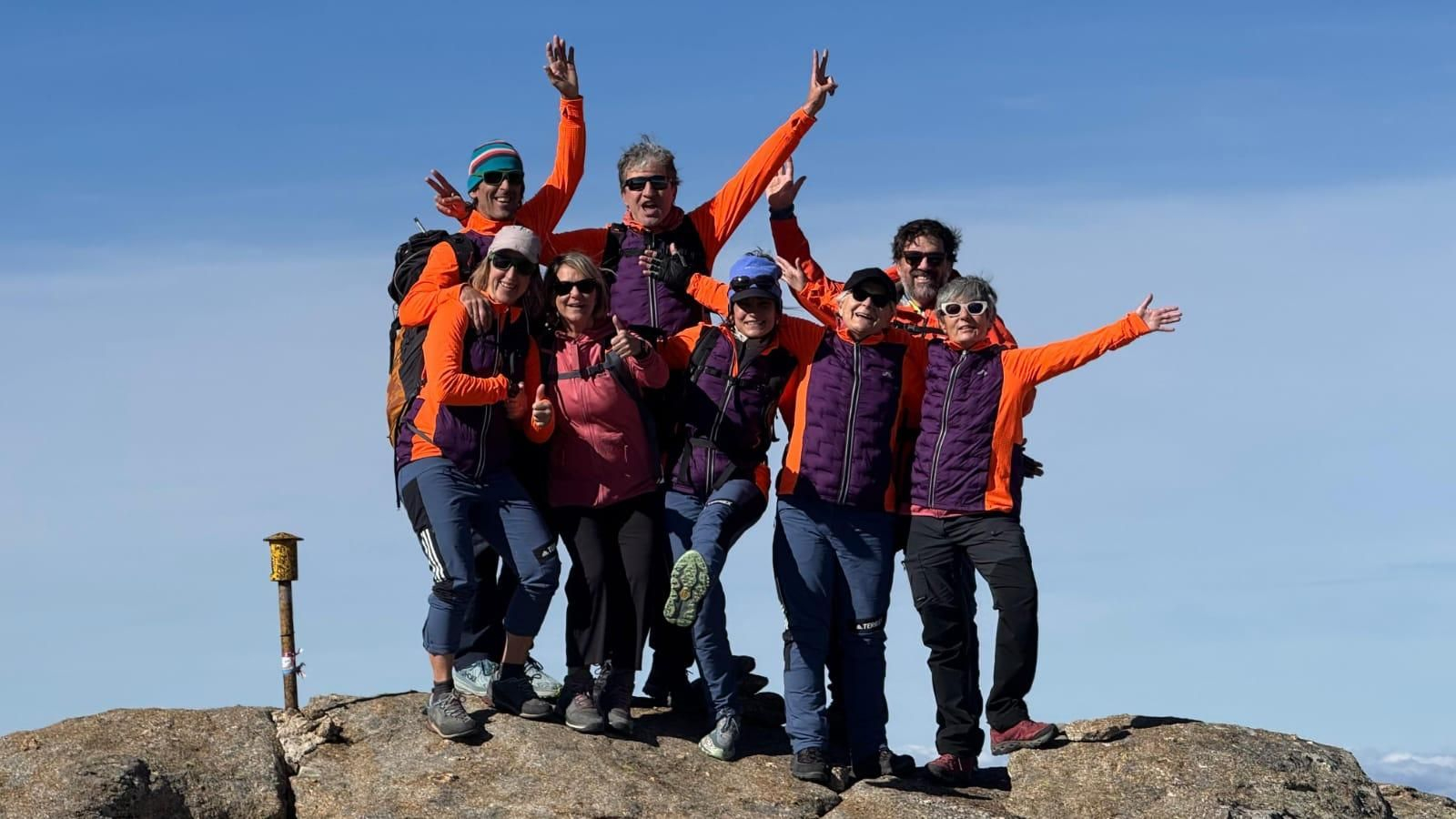 Beli Orta, entre otros pacientes y personal técnico de apoyo, tras llegar a la cima.