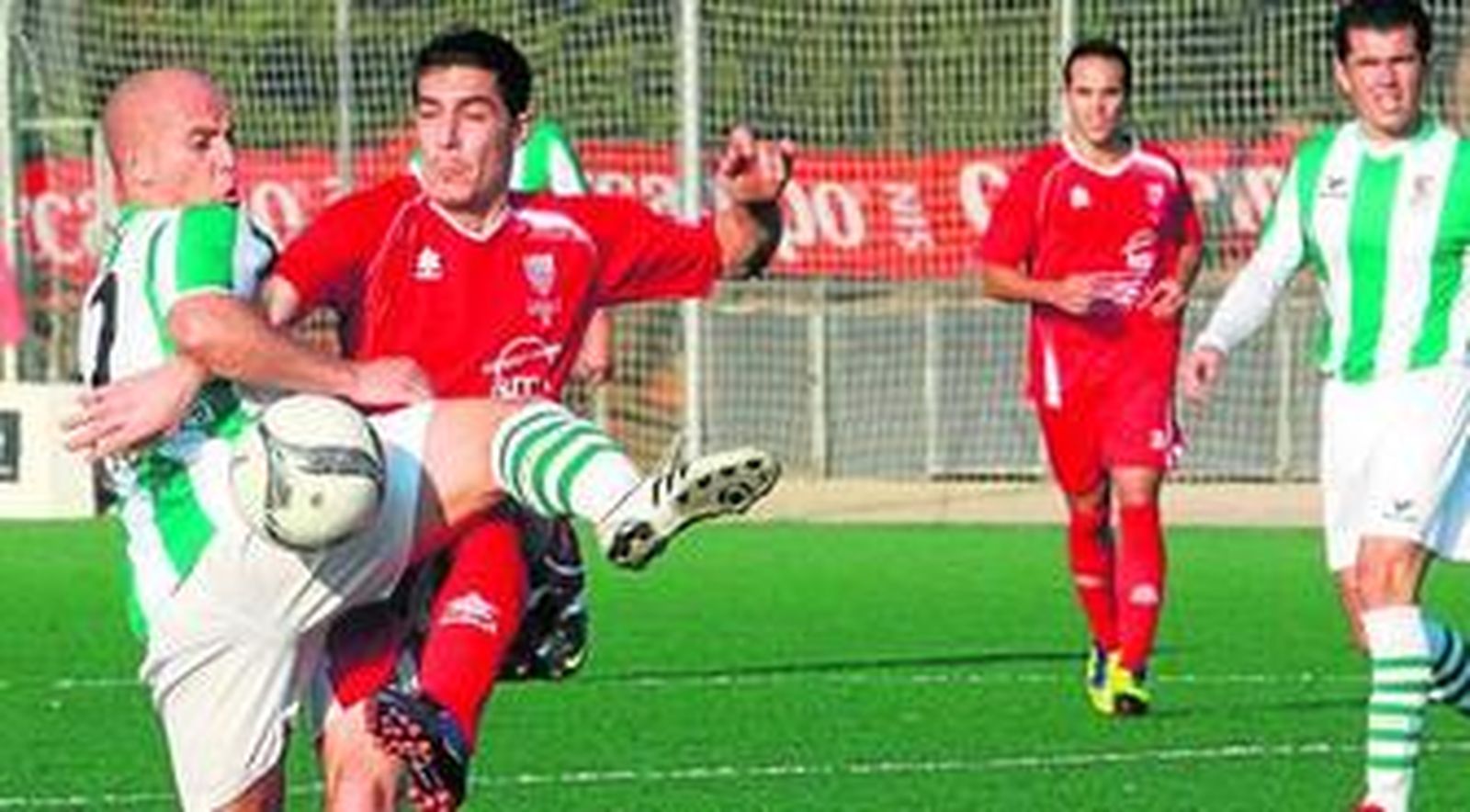 Velázquez, que acabaría siendo expulsado, pelea por hacerse con el control del balón.