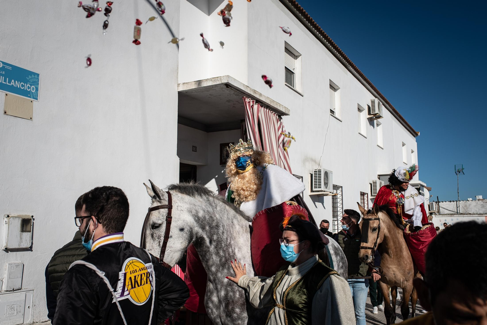 La visita de los Reyes Magos a los barrios de Huelva en imágenes