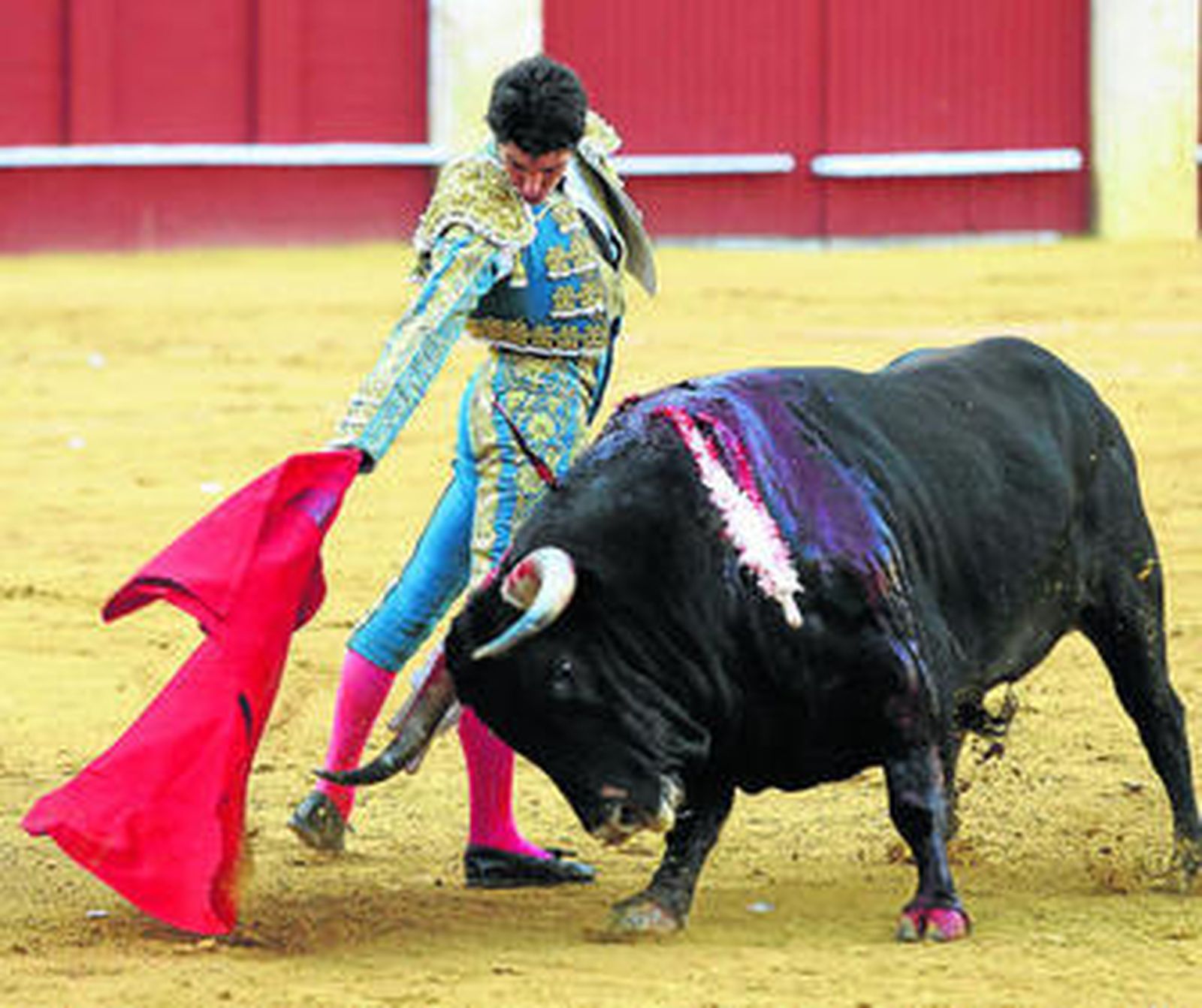 Cayetano, en un derechazo a su primer toro, ayer en La Malagueta.