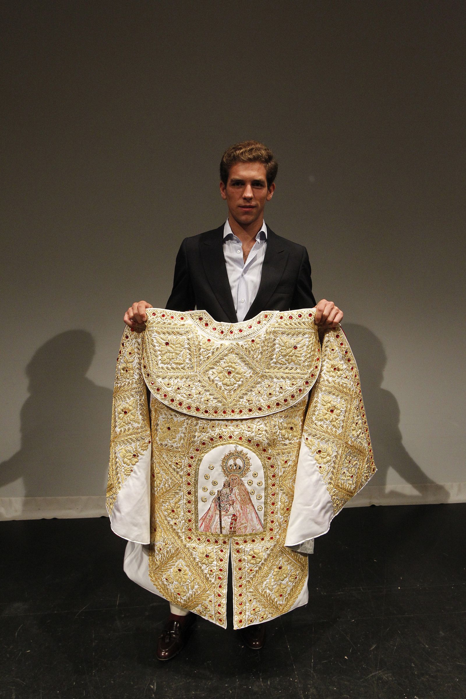 Fotogalería entrega capote de paseo al torero Ginés Marín. Feria de Almería 2019