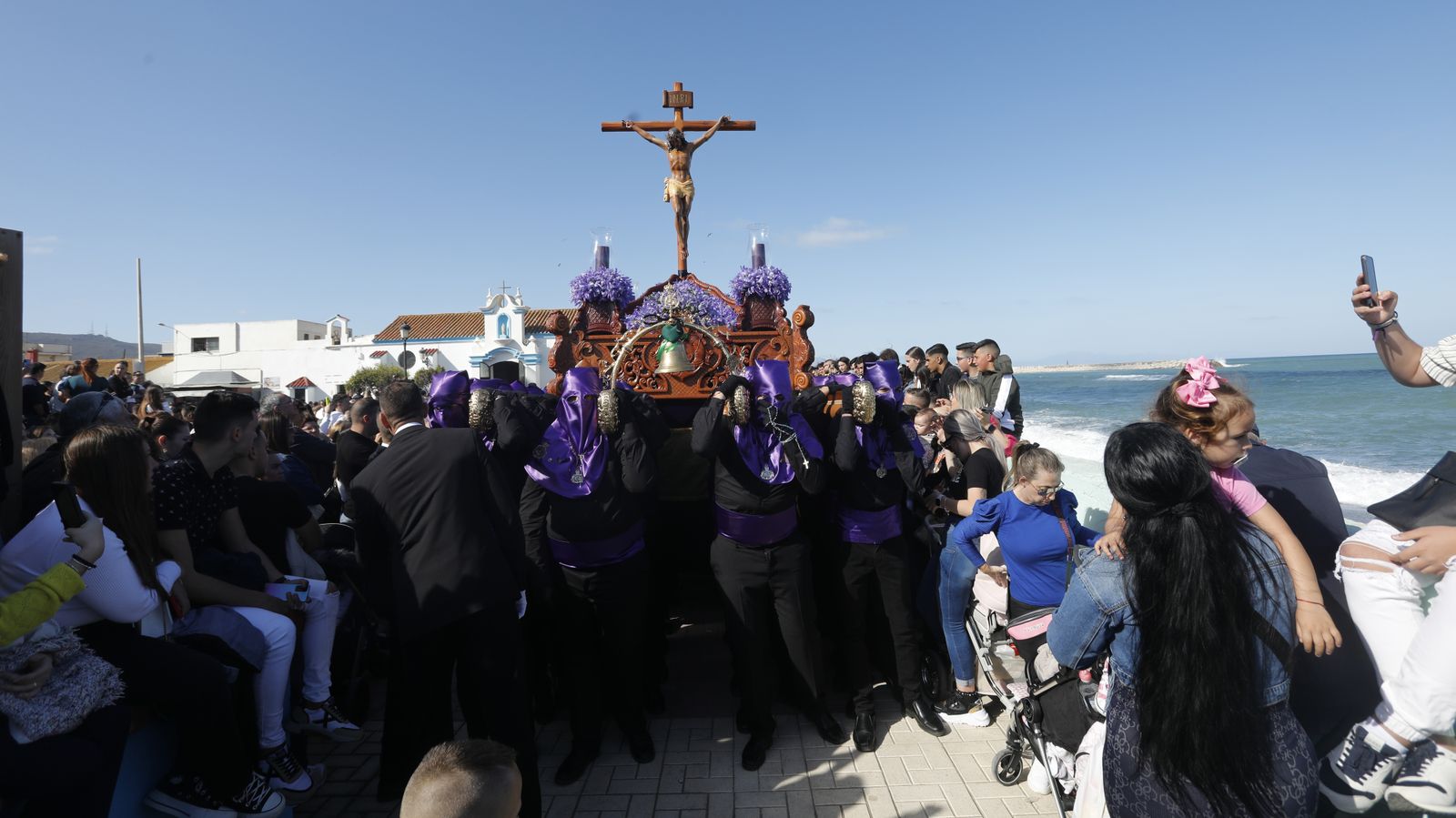 Las fotos del Viernes Santo en la Línea:  Cristo del Mar y Luz y Esperanza Nuestra, Soledad y Santo Entierro, Cristo del Amor y Misericordia y Amargura