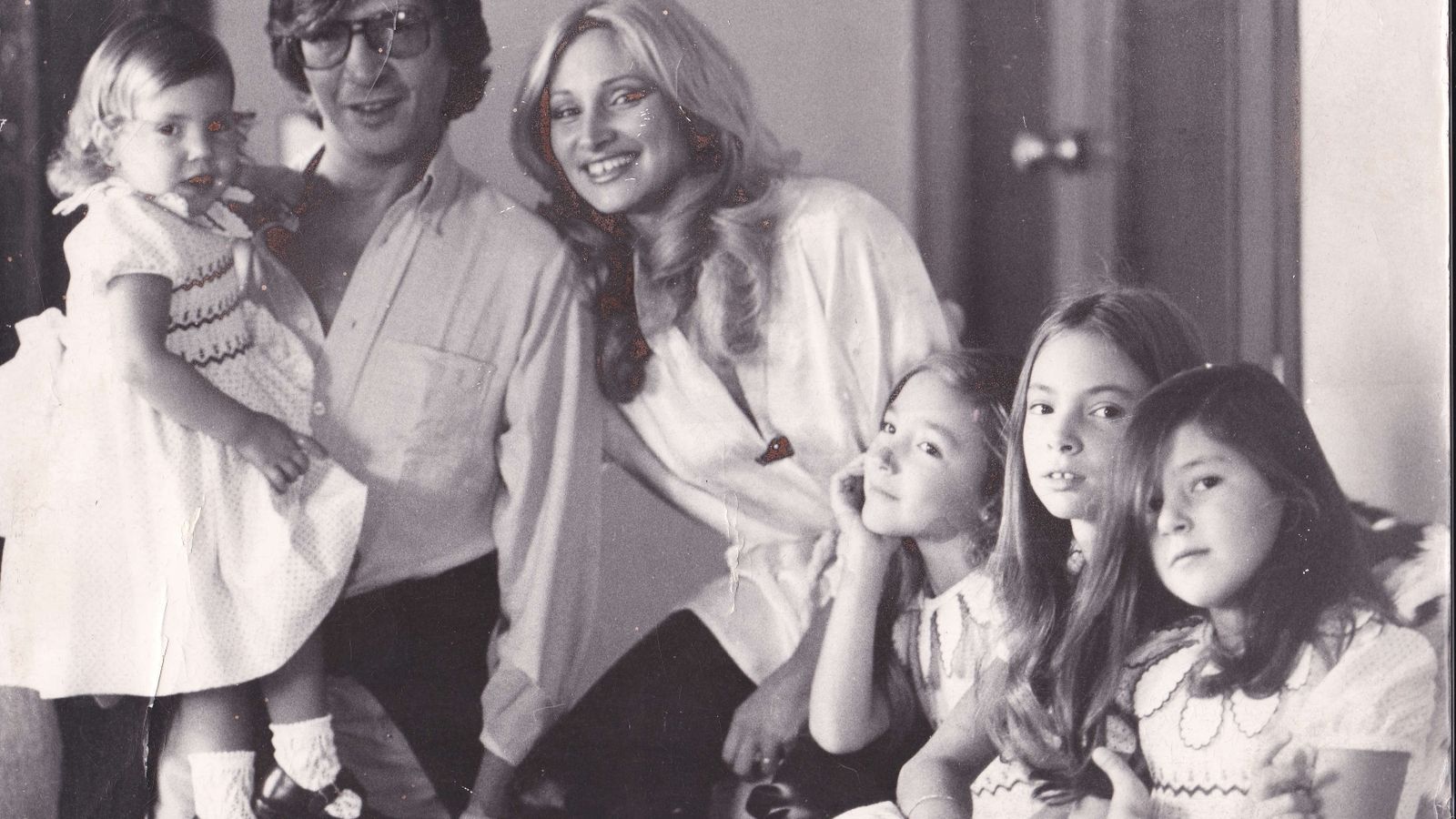 Manuel Alejandro y Pura Casas, con sus hijas en los años setenta.