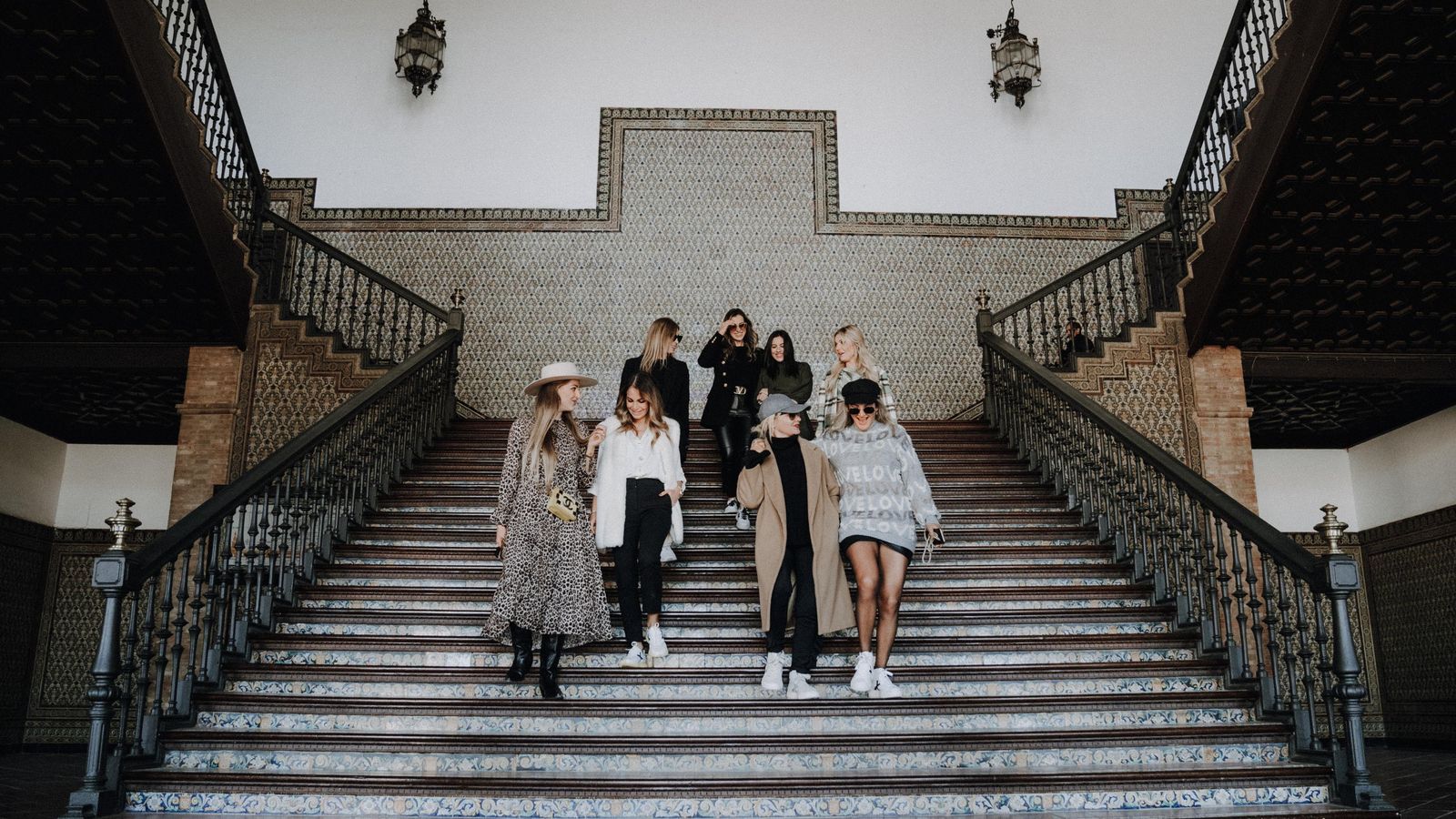Las 'influncers' participantes en el CosmetikTrip en la Plaza de España de Sevilla.