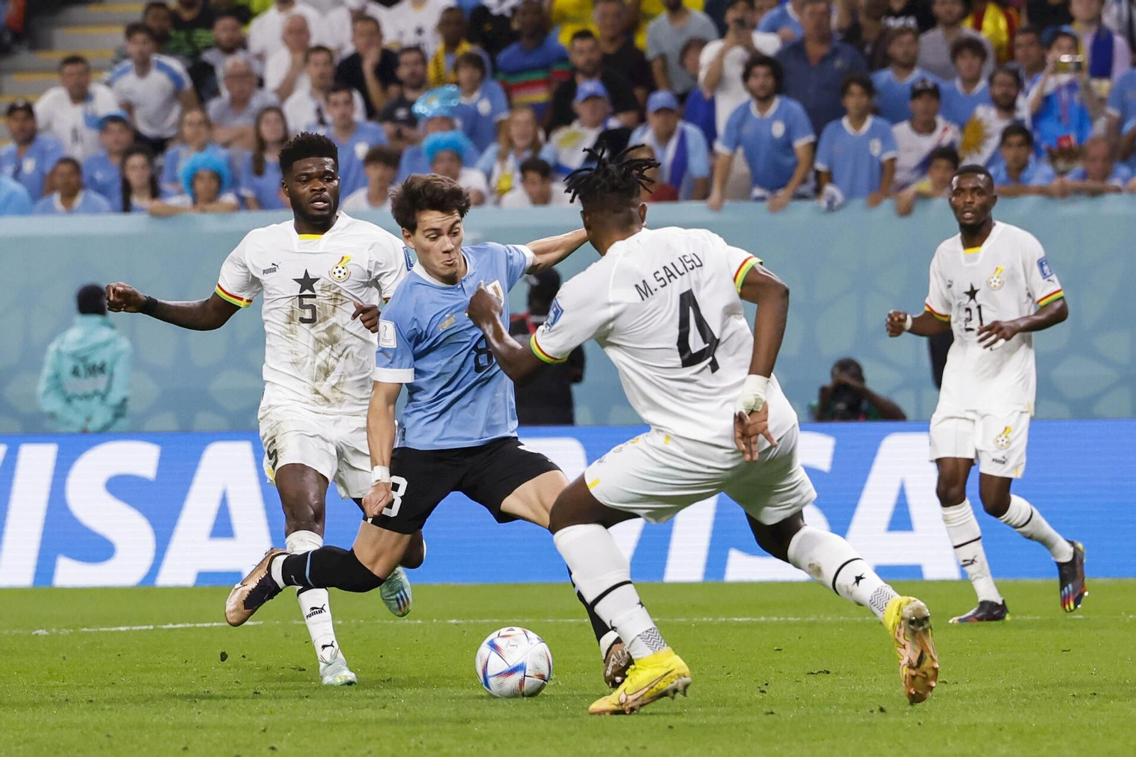 Pellistri encara al jugador de Ghana Salisu en el pasado Mundial de Catar.