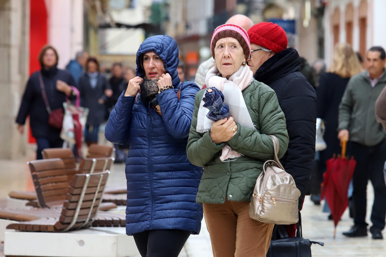 Día de lluvia, viento y frío en Huelva, en imágenes