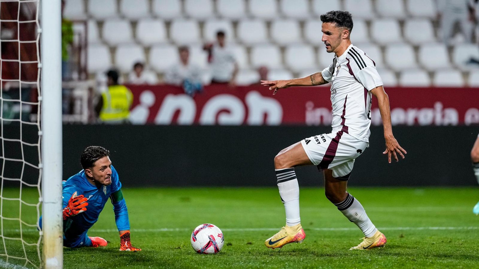 Quiles recoge su propio rechazo para hacer el 1-0 en el Albacete - Córdoba CF, ante la impotencia de Carlos Marín. Quiles recoge su propio rechazo para hacer el 1-0 en el Albacete - Córdoba CF, ante la impotencia de Carlos Marín.
