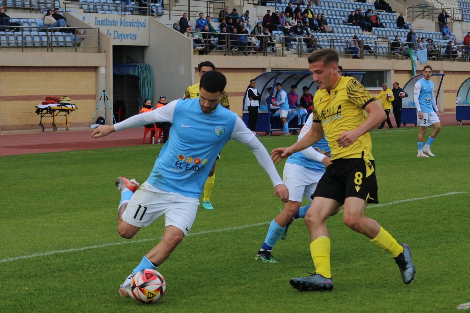 El celeste Diego Llorente busca el centro ante la oposición de un rival melillense.