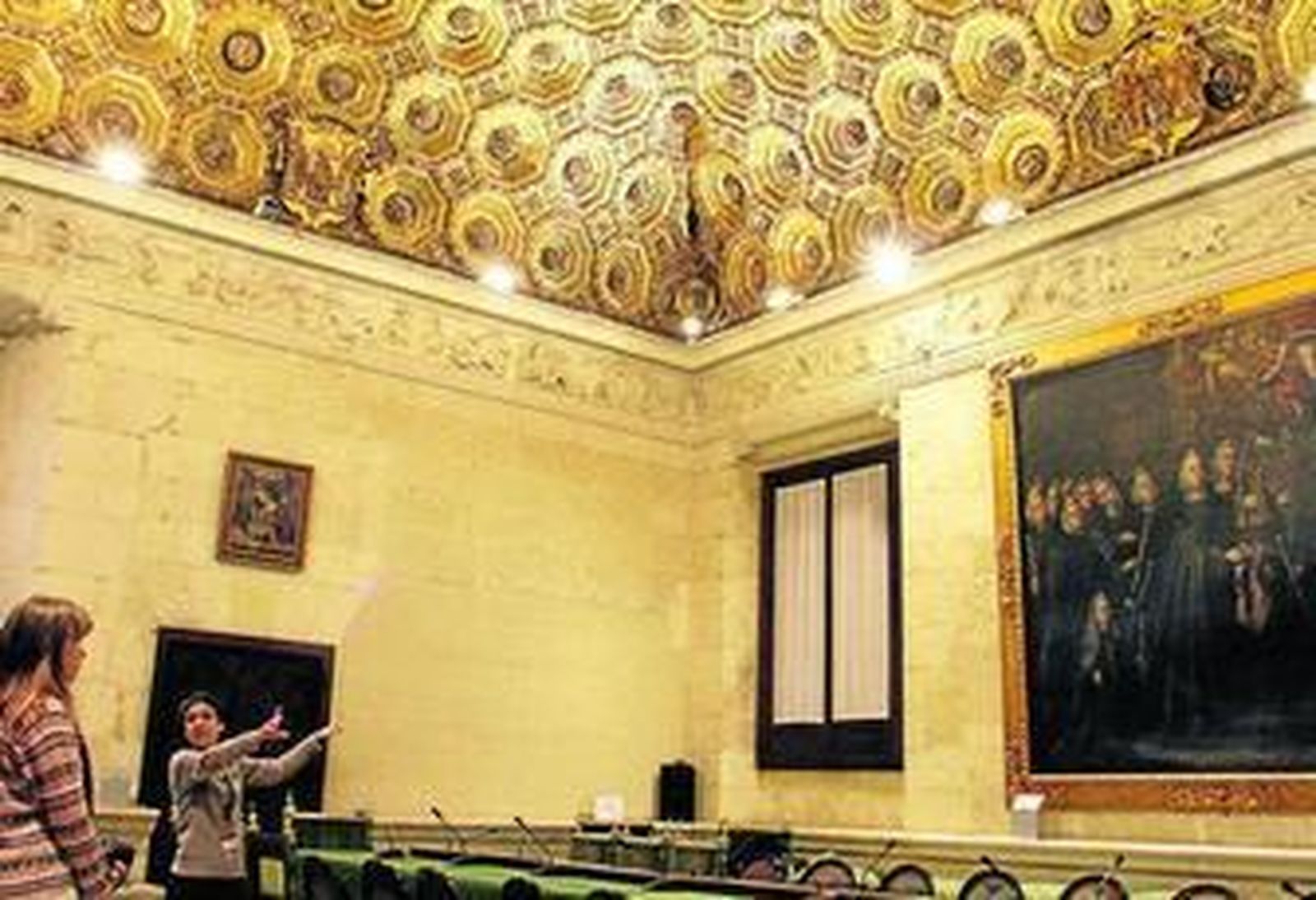 Sara Maldonado, guía de la visita, explica los detalles del artesonado de la Sala Capitular Alta.