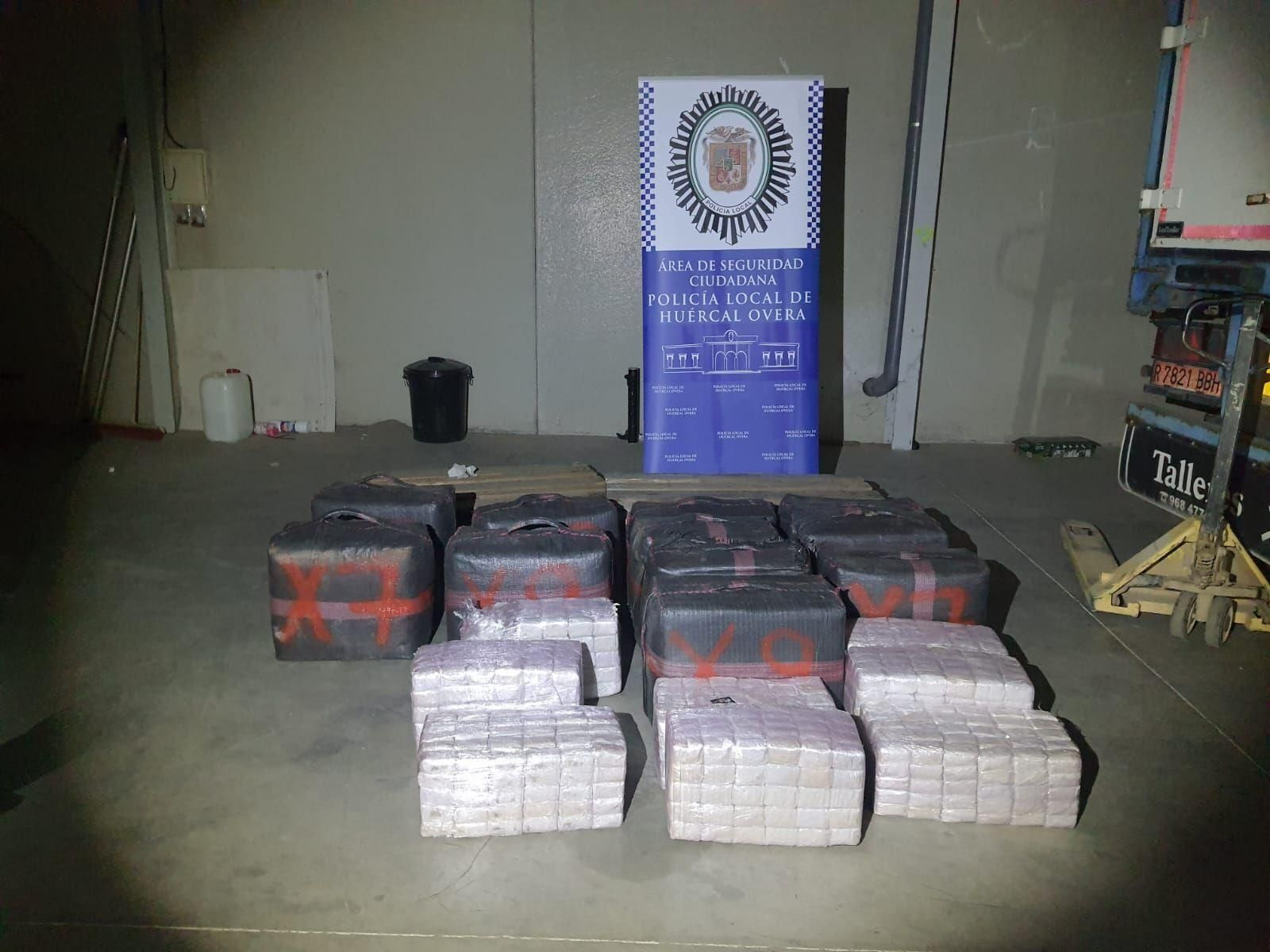 La Policía Local de Huércal-Overa incauta 490 kilos de hachís en el interior de una nave industrial en el polígono del municipio