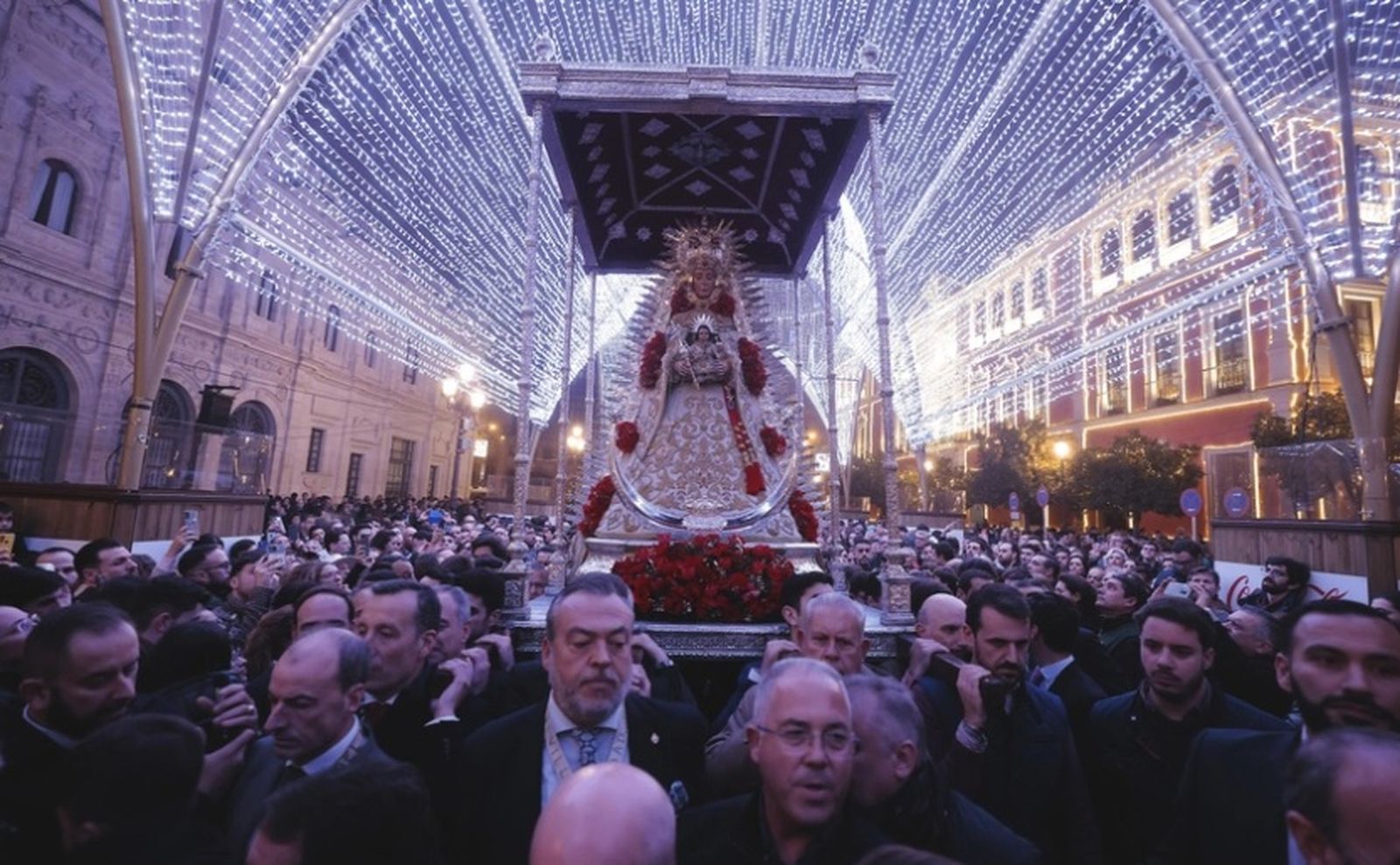 La Virgen del Rocío del Salvador procesiona por el centro como cada 22 de diciembre